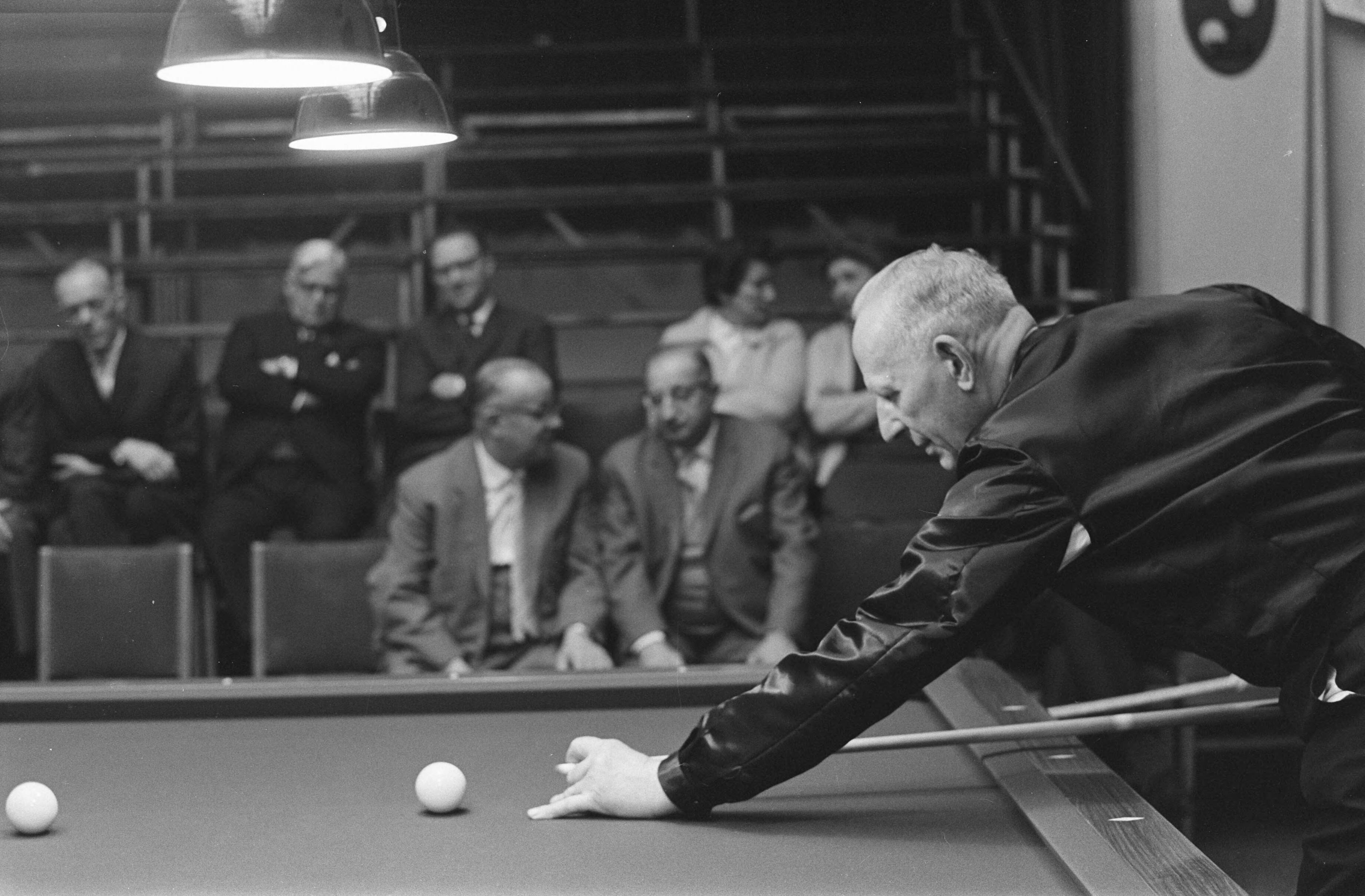 Kampioenschap van Nederlandse Ereklasse Driebanden in Hof van Holland te Hilversum — Nederlands kampioenschap Ereklasse Driebanden in het Hof van Holland te Hilversum begonnen — Foto: Fotograaf Onbekend / Anefo. Licentie: Set B: Rechtenvrij / Publiek Domein. Bron: Nationaal Archief. http://hdl.handle.net/10648/aa2abd9c-d0b4-102d-bcf8-003048976d84