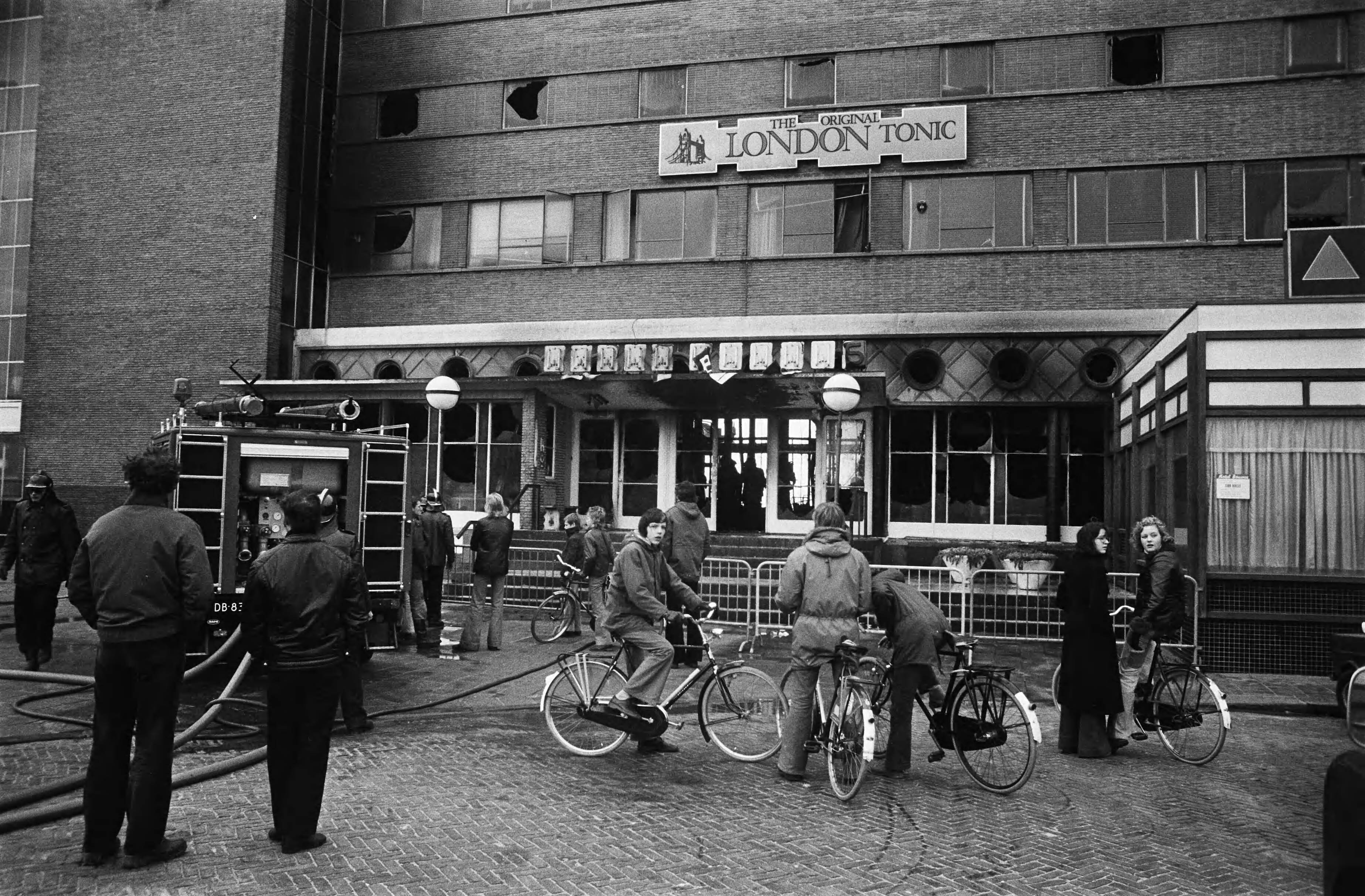 Fotocollectie Anefo — Hotel Bouwes in Zandvoort door brand verwoest; voorkant van het uitgebrande hotel — Foto: Peters, Hans / Anefo. Licentie: Set B: Rechtenvrij / Publiek Domein. Bron: Nationaal Archief. http://hdl.handle.net/10648/ac5d8ac2-d0b4-102d-bcf8-003048976d84