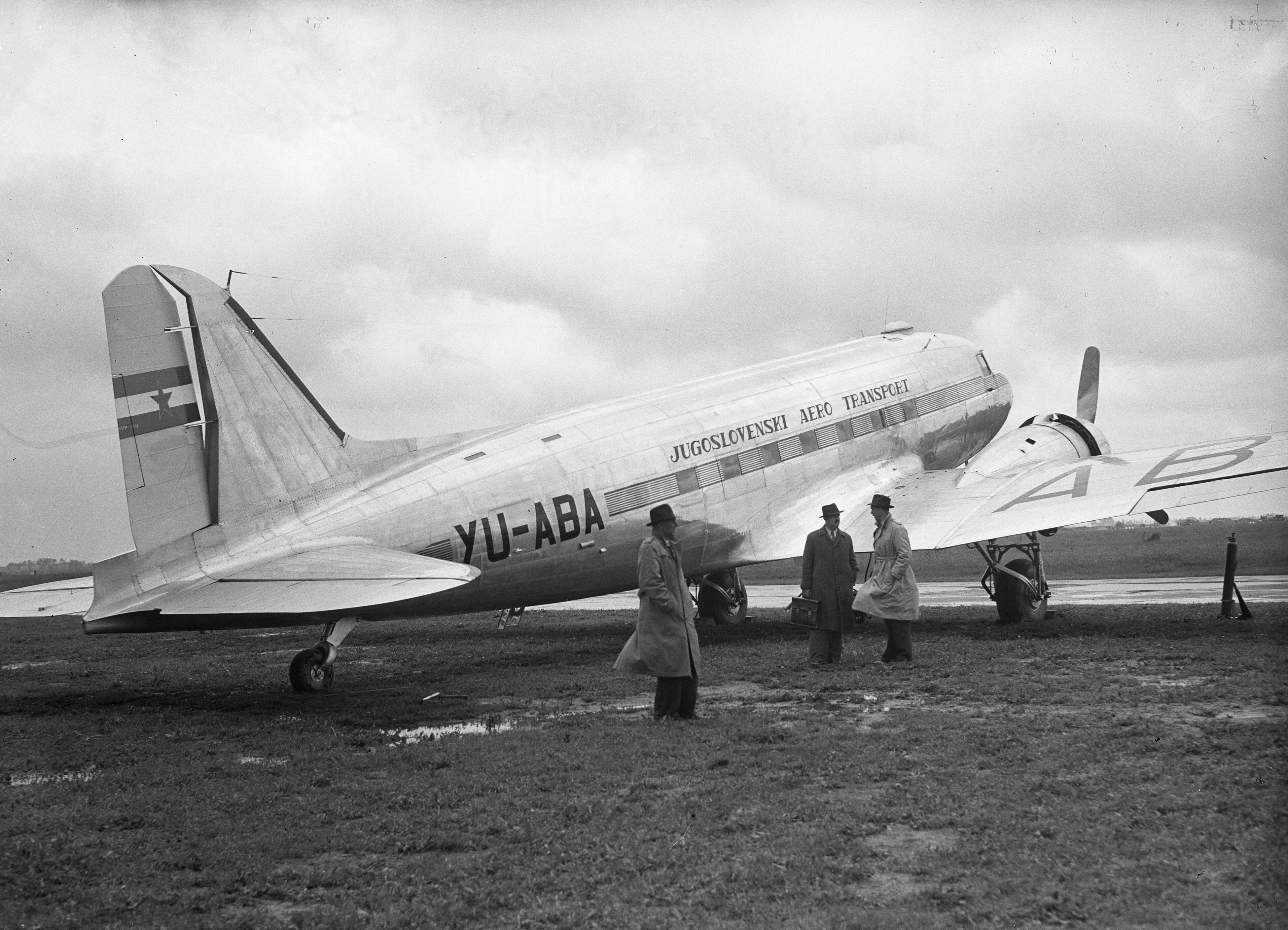 Fotocollectie Anefo — Aankomsten op Schiphol. Vliegtuigen. Vliegtuig van Jugoslovenski Aero Transport met het kenteken YU-ABA — Foto: Nordisk / Rechtenvrij. Licentie: Set B: Rechtenvrij / Publiek Domein. Bron: Nationaal Archief. http://hdl.handle.net/10648/ad74dcd0-d0b4-102d-bcf8-003048976d84