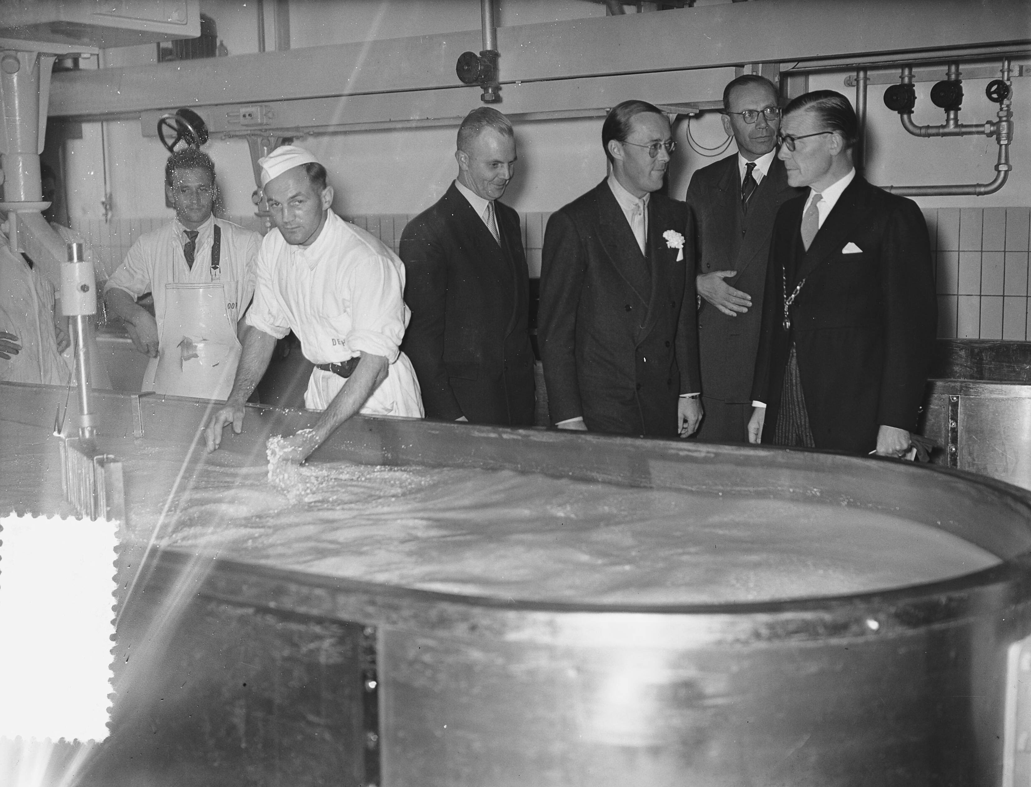Prins Bernhard bezoekt West-Brabant — Prins Bernhard bezoekt industriegebied Etten-Leur. Bezoek aan Coop. Zuivelfabriek "De Hoop" te Etten — Foto: Bilsen, Joop van / Anefo. Licentie: Set B: Rechtenvrij / Publiek Domein. Bron: Nationaal Archief. http://hdl.handle.net/10648/a93c293e-d0b4-102d-bcf8-003048976d84