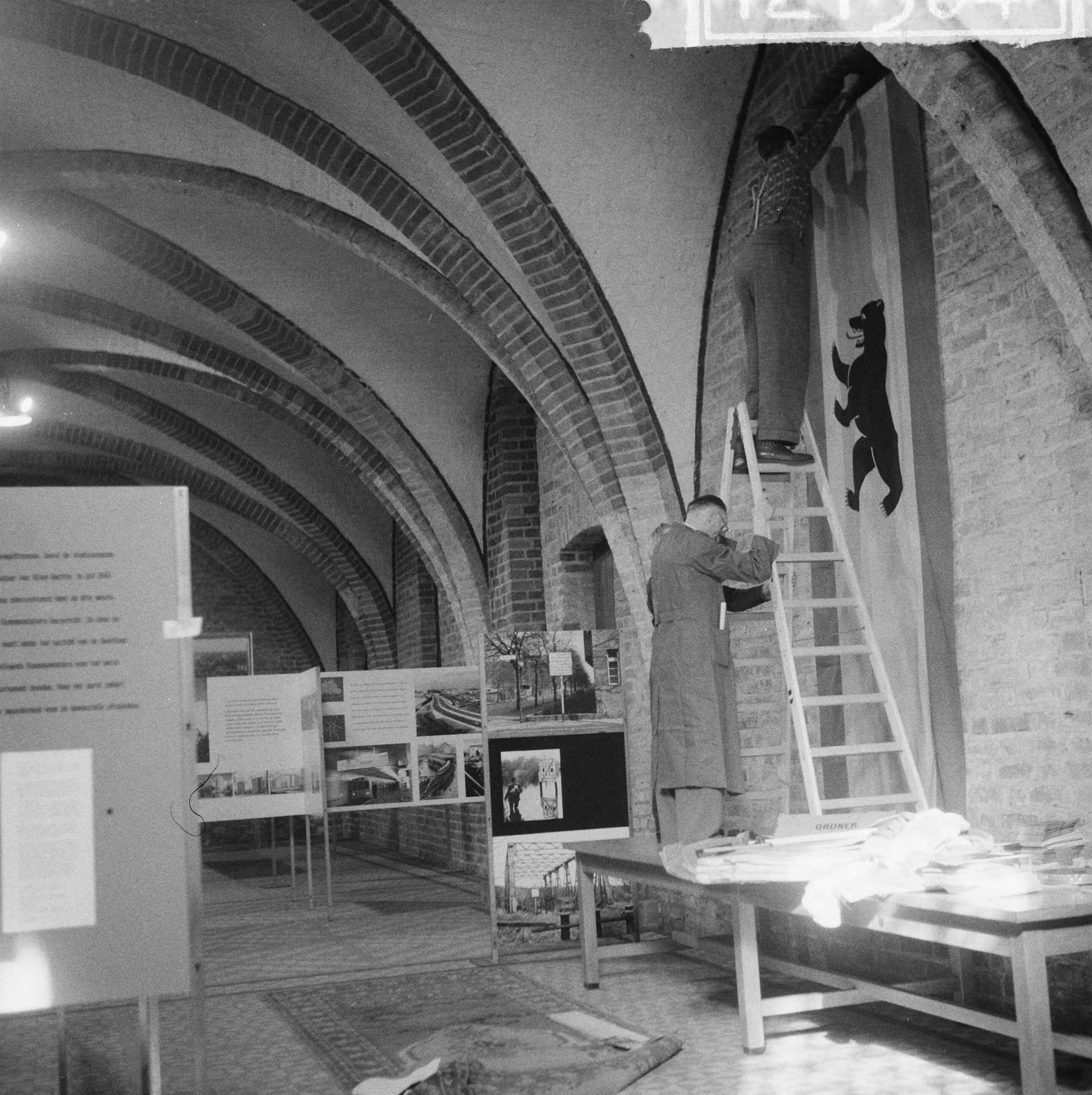 Inrichten van de tentoonstelling "Berlijn bolwerk der vrijheid" te Den Haag — Foto: Rossem, Wim van / Anefo. — Licentie: Set B: Rechtenvrij / Publiek Domein. Bron: Nationaal Archief. http://hdl.handle.net/10648/a9caec8c-d0b4-102d-bcf8-003048976d84