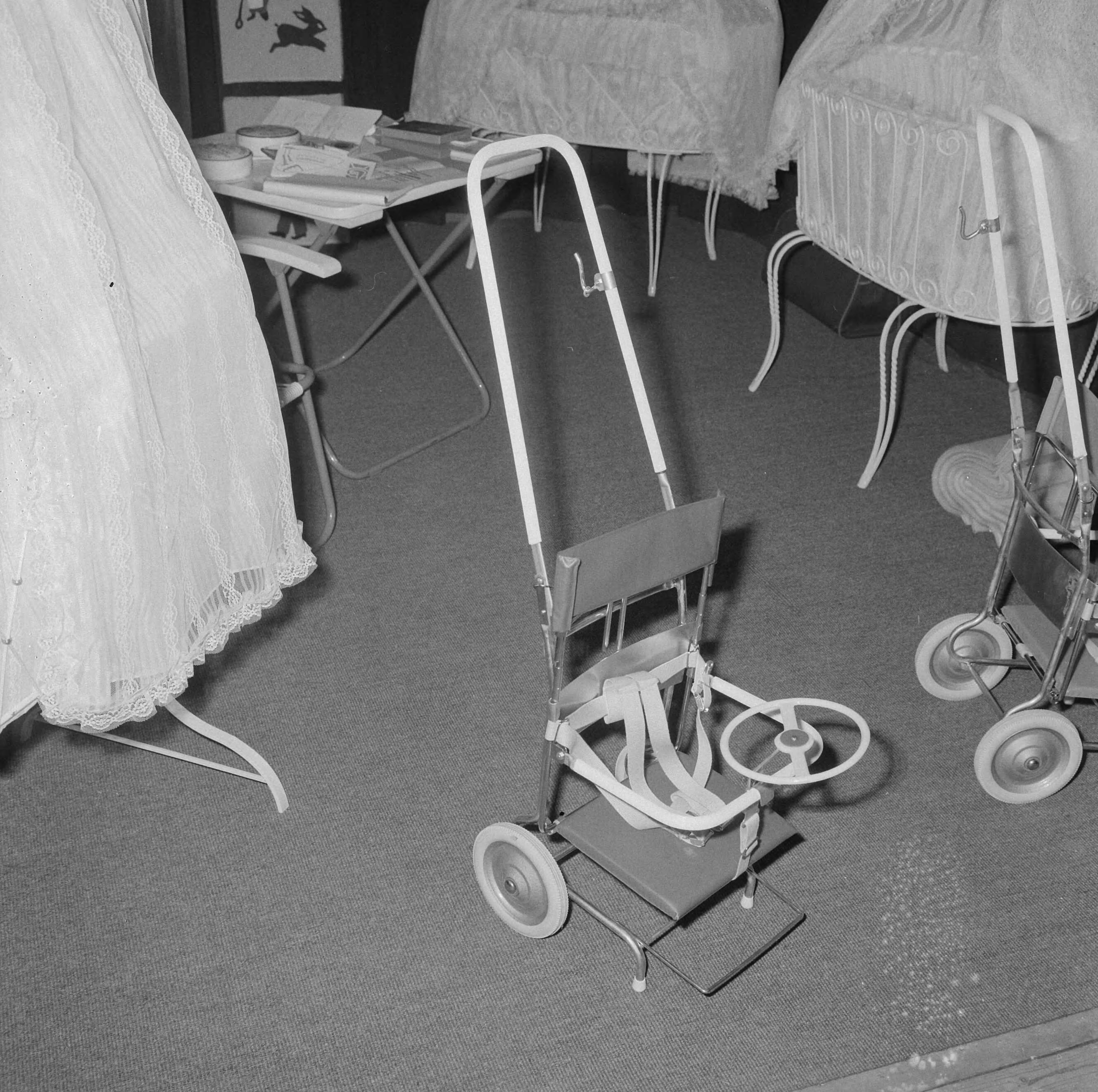 Fotocollectie Anefo — Nederlandse baby- en kleutervakbeurs in Hilversum, combinatie schommel-wandelwagen — Foto: Nijs, Jac. de / Anefo. Licentie: Set B: Rechtenvrij / Publiek Domein. Bron: Nationaal Archief. http://hdl.handle.net/10648/aa9d82aa-d0b4-102d-bcf8-003048976d84