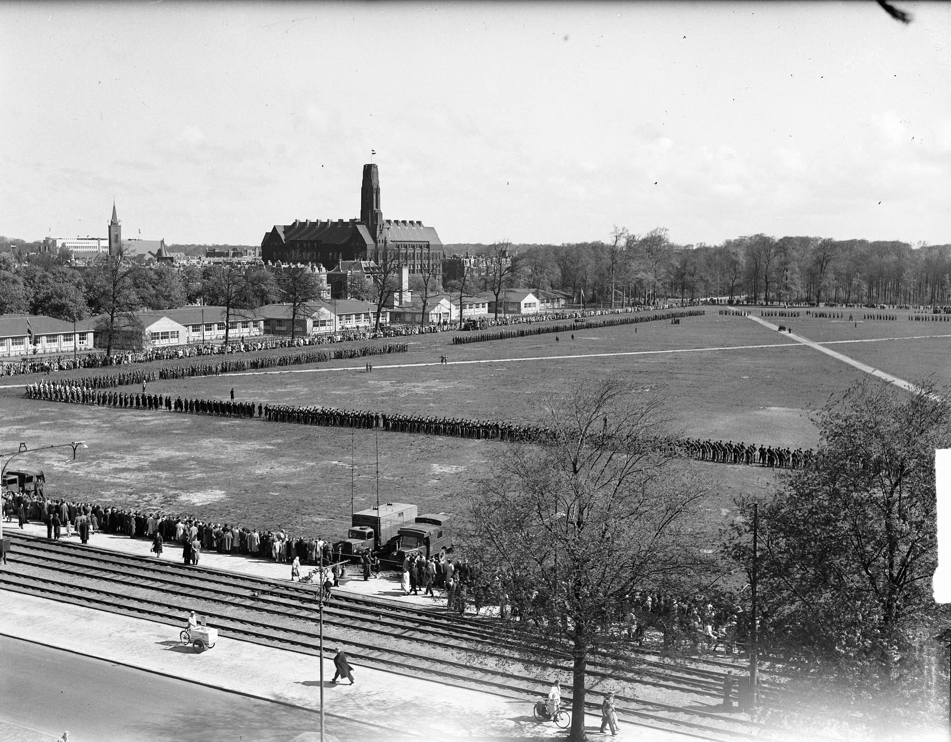 Fotocollectie Anefo — Koninginnedag. Parade Malieveld Den Haag — Foto: Winterbergen, Rolf / Anefo. Licentie: Set B: Rechtenvrij / Publiek Domein. Bron: Nationaal Archief. http://hdl.handle.net/10648/a8c6fd62-d0b4-102d-bcf8-003048976d84