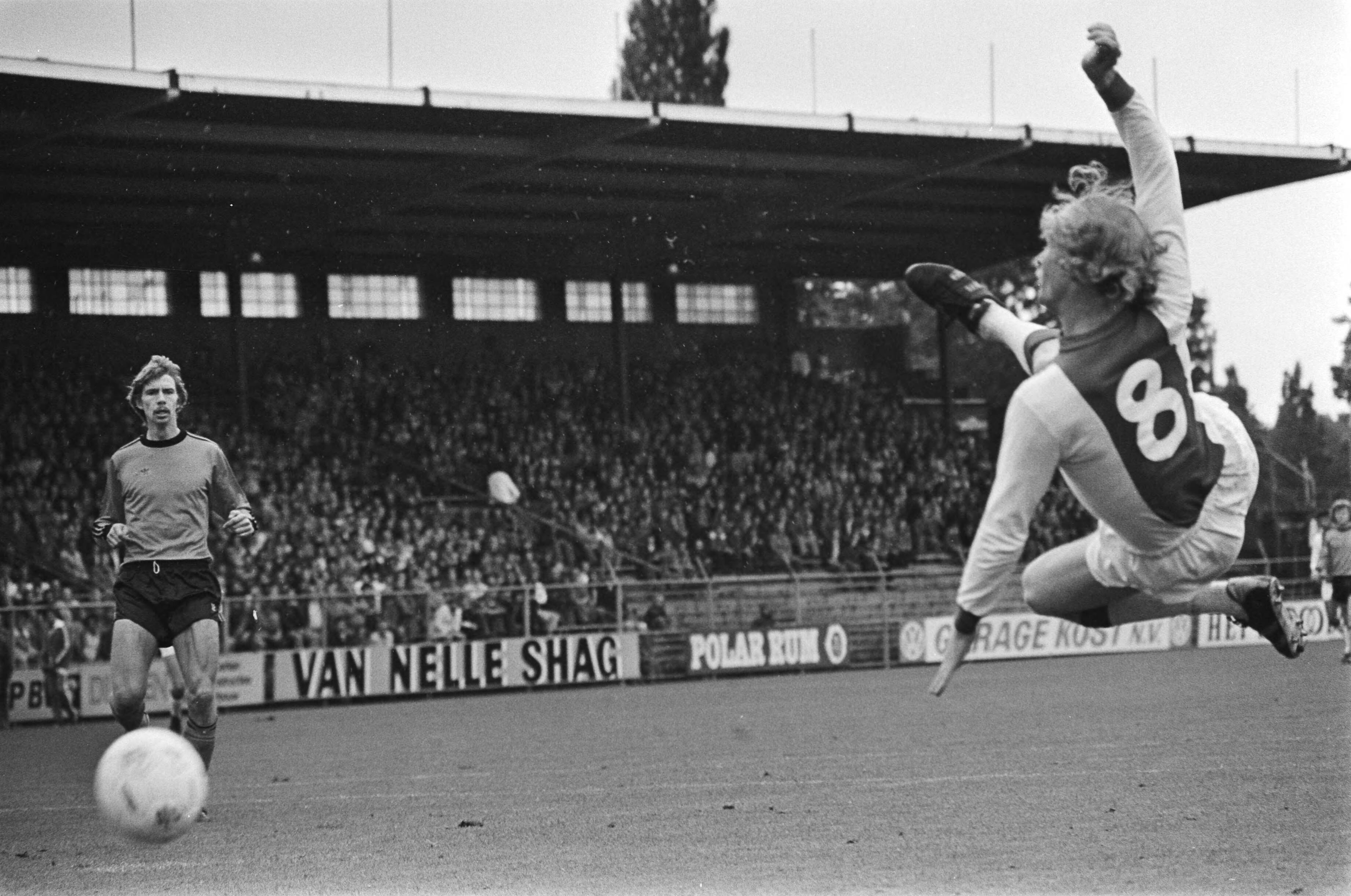 Fotocollectie Anefo — Ajax tegen Volendam 1-2, Geels maakt 1-0, links Dick Helling — Foto: Suyk, Koen / Anefo. Licentie: Set B: Rechtenvrij / Publiek Domein. Bron: Nationaal Archief. http://hdl.handle.net/10648/aca3b650-d0b4-102d-bcf8-003048976d84