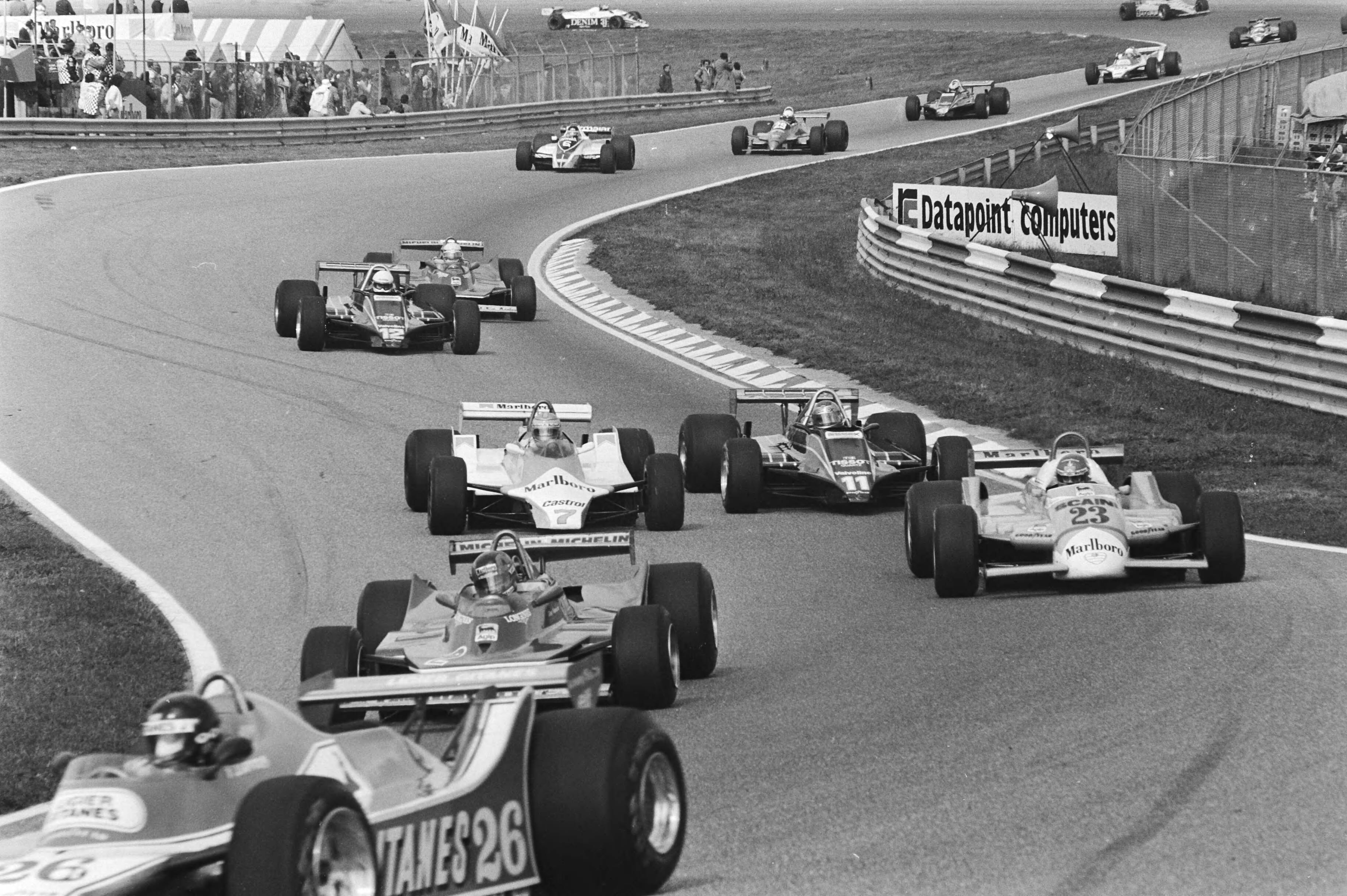 Grand Prix Zandvoort — Overzicht na start — Foto: Pereira, Fernando / Anefo. Licentie: Set B: Rechtenvrij / Publiek Domein. Bron: Nationaal Archief. http://hdl.handle.net/10648/ace6af78-d0b4-102d-bcf8-003048976d84