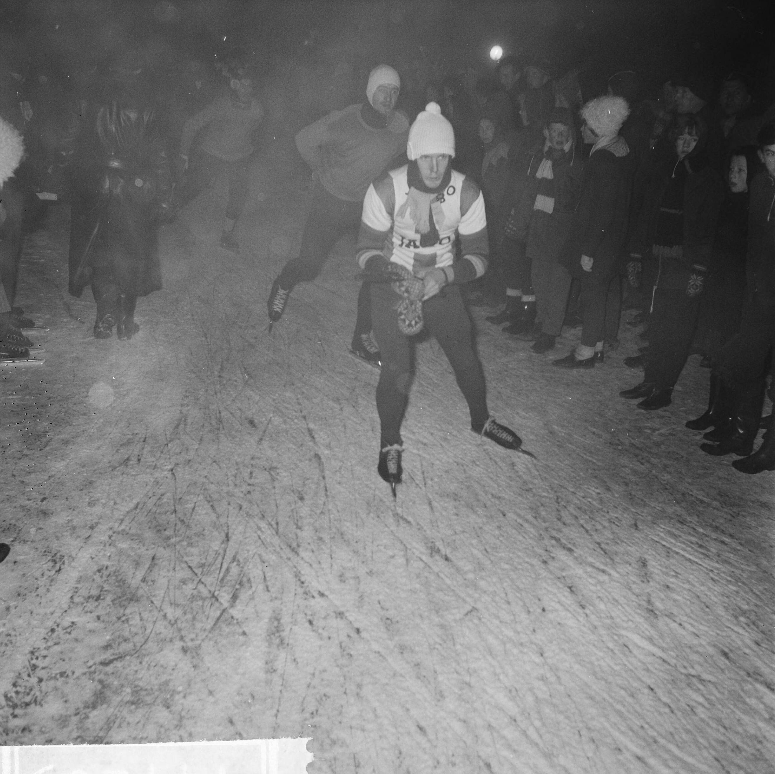 Elfstedentocht 1963 — Elfstedentocht 1963. Op het ijs na de start — Foto: Nijs, Jac. de / Anefo. Licentie: Set B: Rechtenvrij / Publiek Domein. Bron: Nationaal Archief. http://hdl.handle.net/10648/aa268fec-d0b4-102d-bcf8-003048976d84