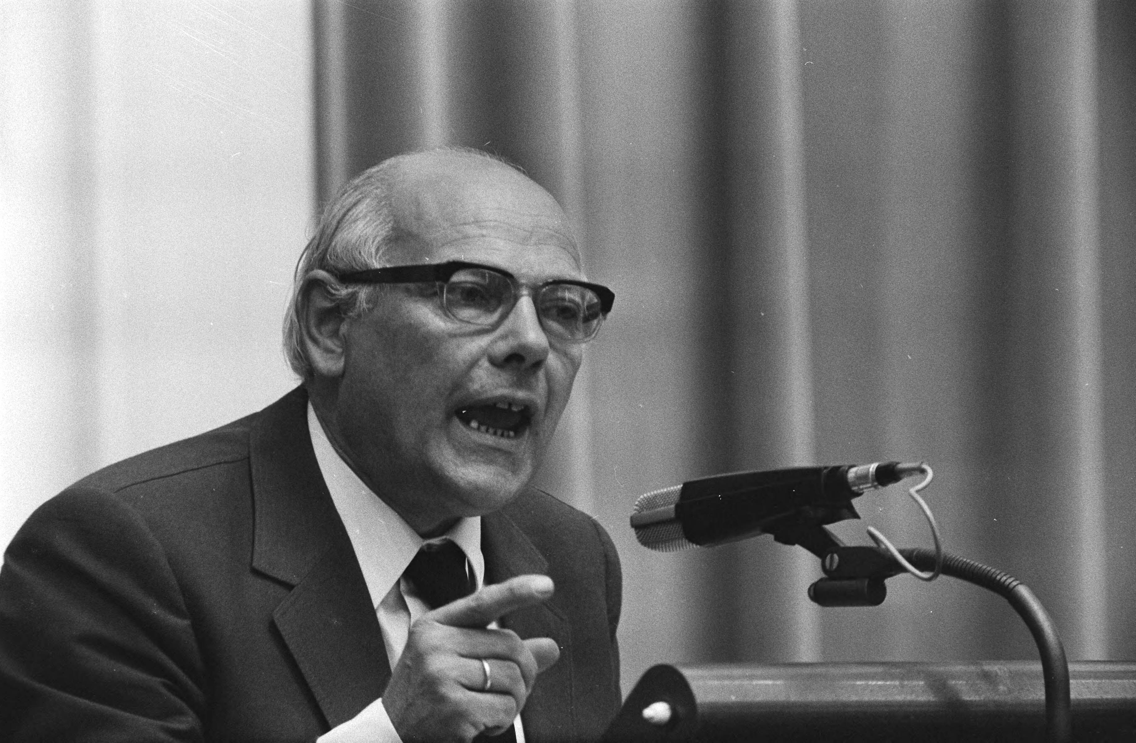 Fotocollectie Anefo — Tweede Kamer , fractievoorzitters reageren op regeringsverklaring, Den Uyl (PvdA fractievoorzitter) spreekt, kop — Foto: Mieremet, Rob / Anefo. Licentie: Set B: Rechtenvrij / Publiek Domein. Bron: Nationaal Archief. http://hdl.handle.net/10648/abc8cf22-d0b4-102d-bcf8-003048976d84