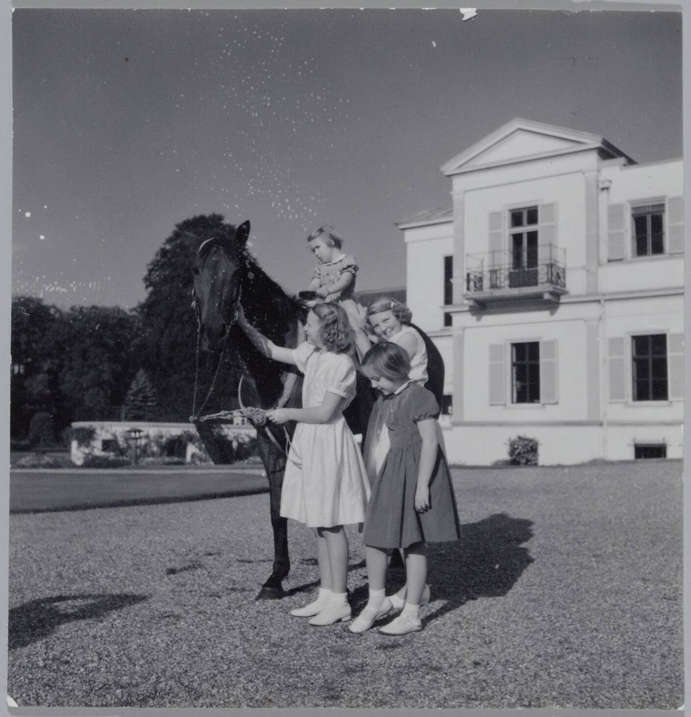 Fotocollectie RVD / Koninklijk Huis — De prinsessen Beatrix, Irene, Margriet en Marijke bij Paleis Soestdijk. Prinses Marijke zit op een paard — Foto: Onbekend / RVD. Licentie: Set B: Rechtenvrij / Publiek Domein. Bron: Nationaal Archief. http://hdl.handle.net/10648/afb05916-d0b4-102d-bcf8-003048976d84