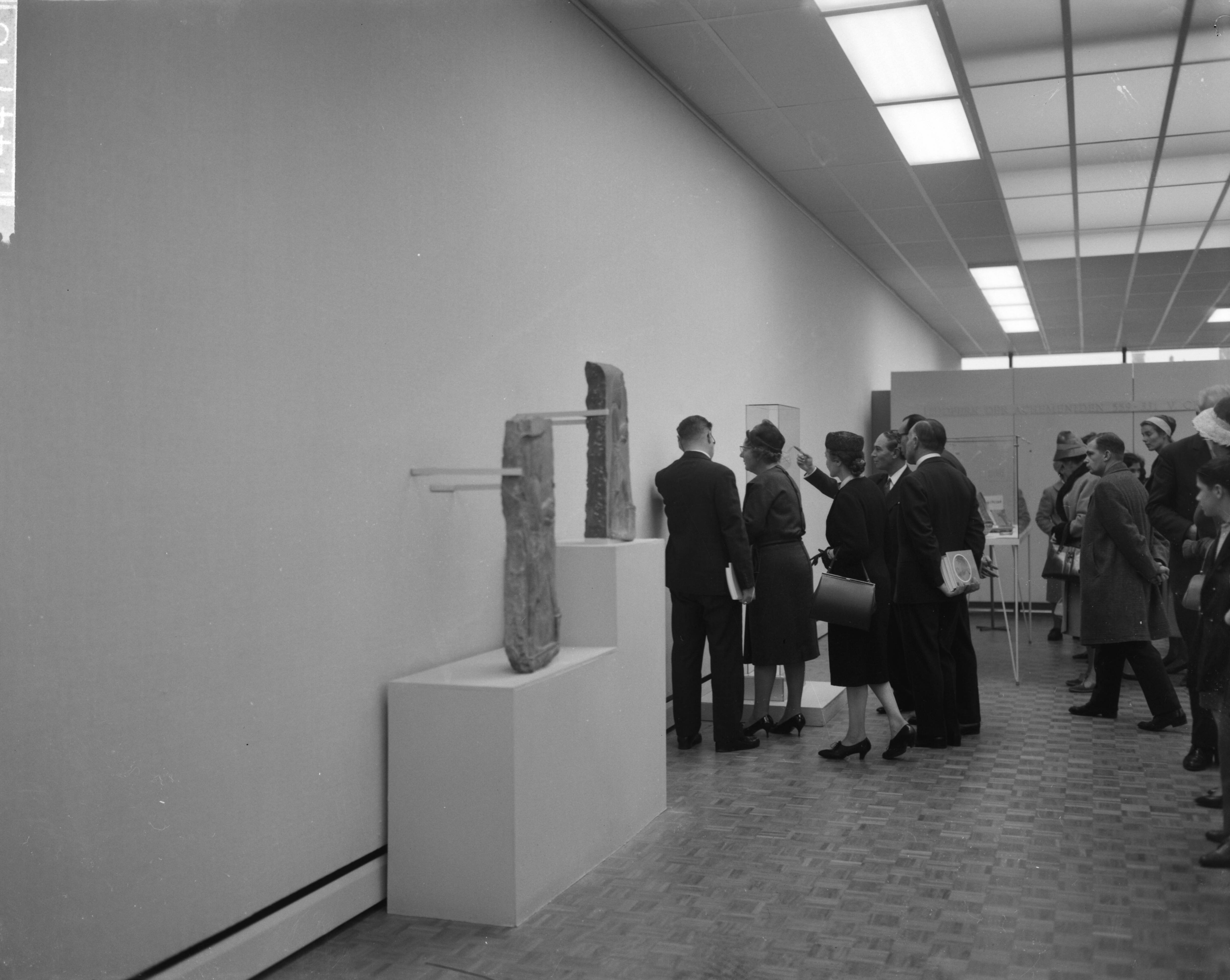 Fotocollectie Anefo — Koningin Juliana brengt een bezoek aan de tentoonstelling 7000 jaar Perzische Kunst te Den Haag. Tijdens de rondgang — Foto: Bilsen, Joop van / Anefo. Licentie: Set B: Rechtenvrij / Publiek Domein. Bron: Nationaal Archief. http://hdl.handle.net/10648/aa1dbd04-d0b4-102d-bcf8-003048976d84