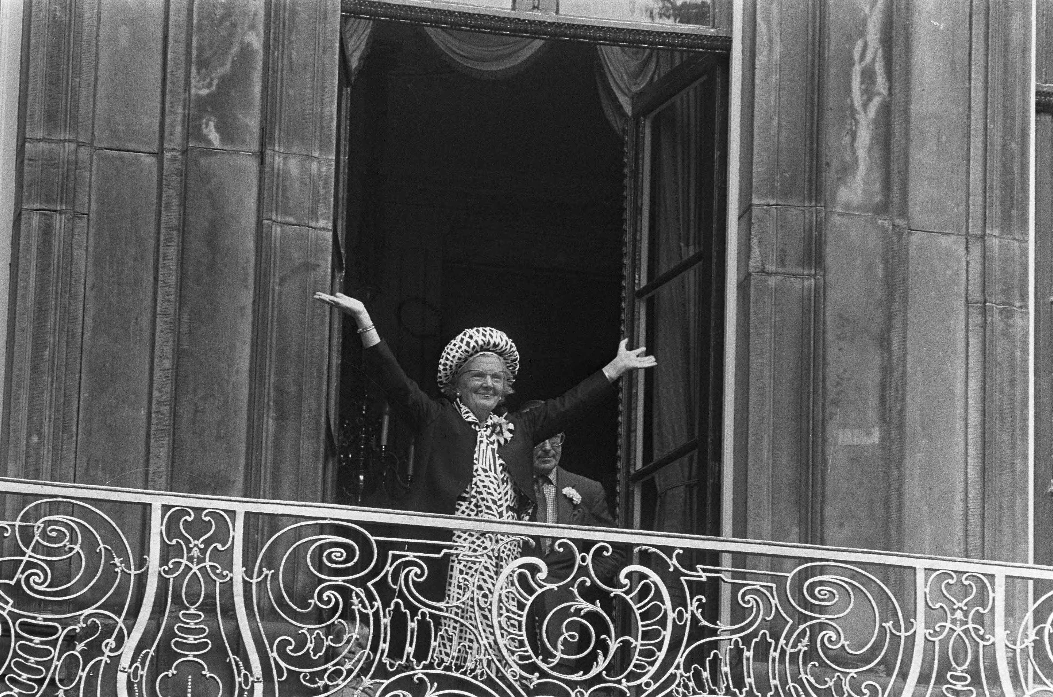 Fotocollectie Anefo — Viering Zilveren Regeringsjubileum van Koningin Juliana in Den Haag , Hare Majesteit zwaaiend met beide armen op balkon — Foto: Mieremet, Rob / Anefo. Licentie: Set B: Rechtenvrij / Publiek Domein. Bron: Nationaal Archief. http://hdl.handle.net/10648/ac364192-d0b4-102d-bcf8-003048976d84
