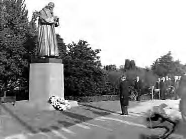 Fotocollectie Anefo — Onthulling standbeeld van Jan Amos Comenius te Naarden door de Tsjechische gezant Victor Sandor — Foto: Behrens, Herbert F. / Anefo. Licentie: Set B: Rechtenvrij / Publiek Domein. Bron: Nationaal Archief. http://hdl.handle.net/10648/a96c3980-d0b4-102d-bcf8-003048976d84