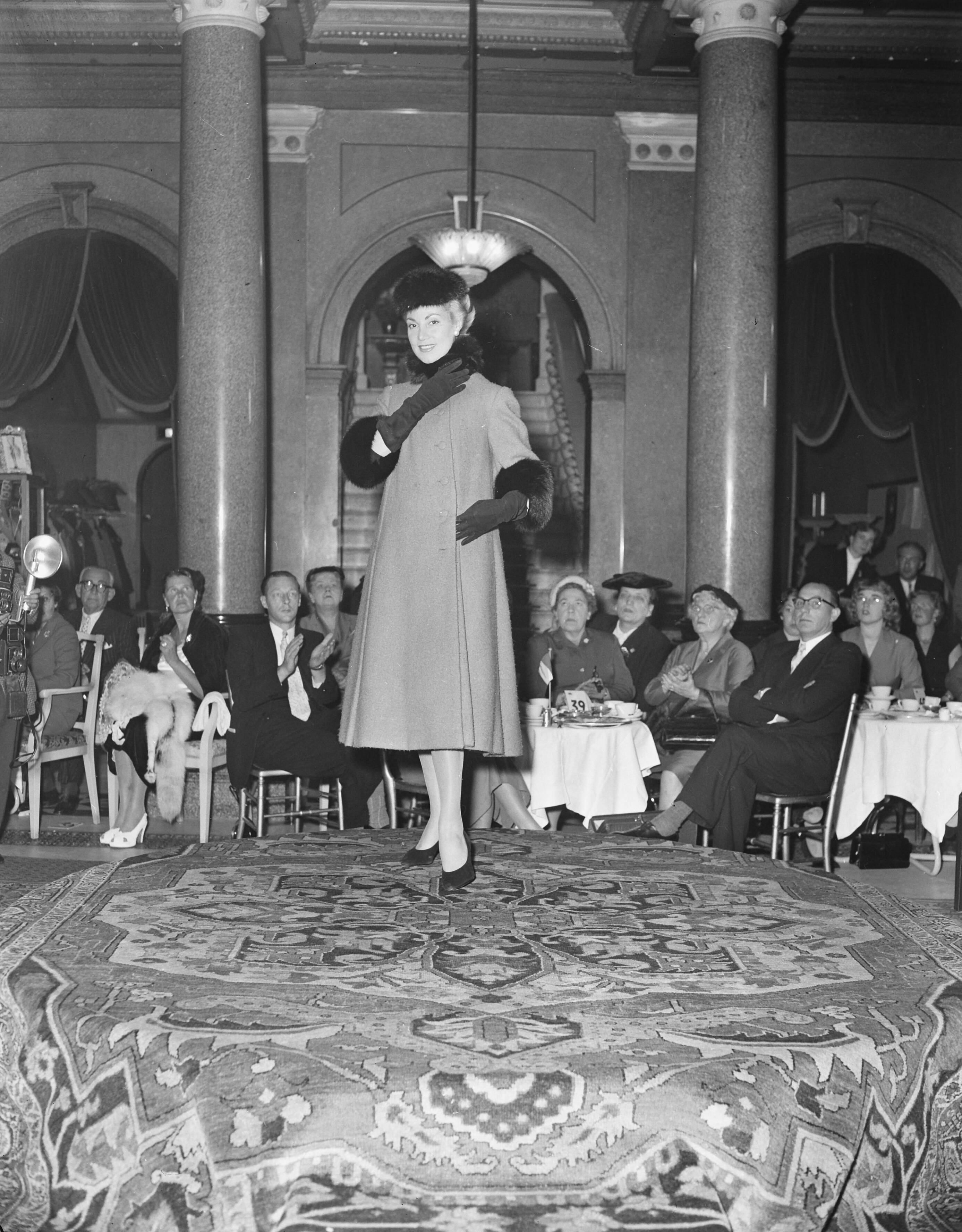 Fotocollectie Anefo — Modeshow van mannequins van couturier Jacques Fath in kasteel Oud-Wassenaar — Foto: Pot, Harry / Anefo. Licentie: Set B: Rechtenvrij / Publiek Domein. Bron: Nationaal Archief. http://hdl.handle.net/10648/a93b88da-d0b4-102d-bcf8-003048976d84
