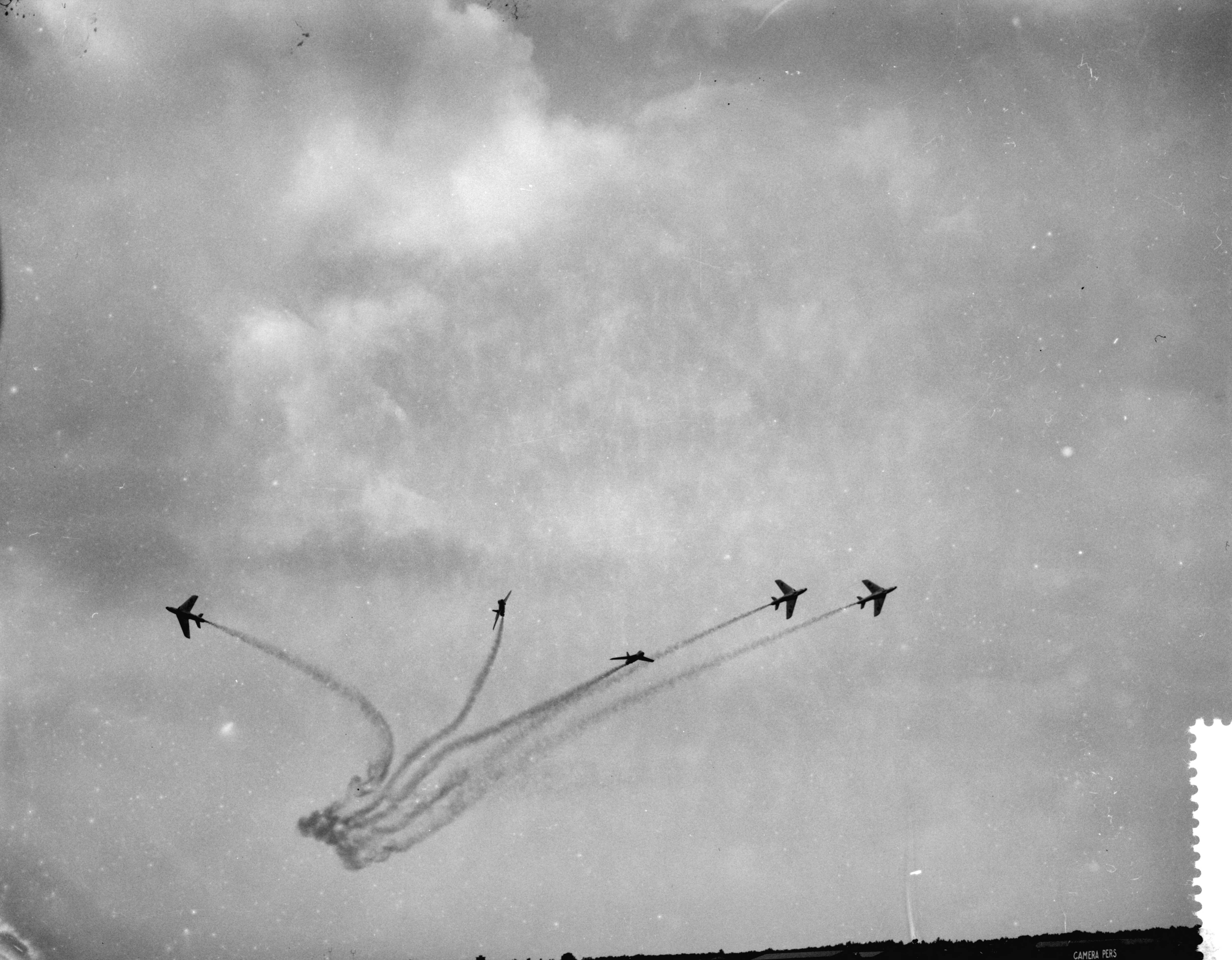Fotocollectie Anefo — Vliegfeest op Soesterberg t.g.v. het 45-jarig bestaan van de Koninklijke Luchtmacht. Het voorvliegen der verschillende vliegtuigen. Een stuntteam — Foto: Noske, J.D. / Anefo. Licentie: Set B: Rechtenvrij / Publiek Domein. Bron: Nationaal Archief. http://hdl.handle.net/10648/a97fd40e-d0b4-102d-bcf8-003048976d84
