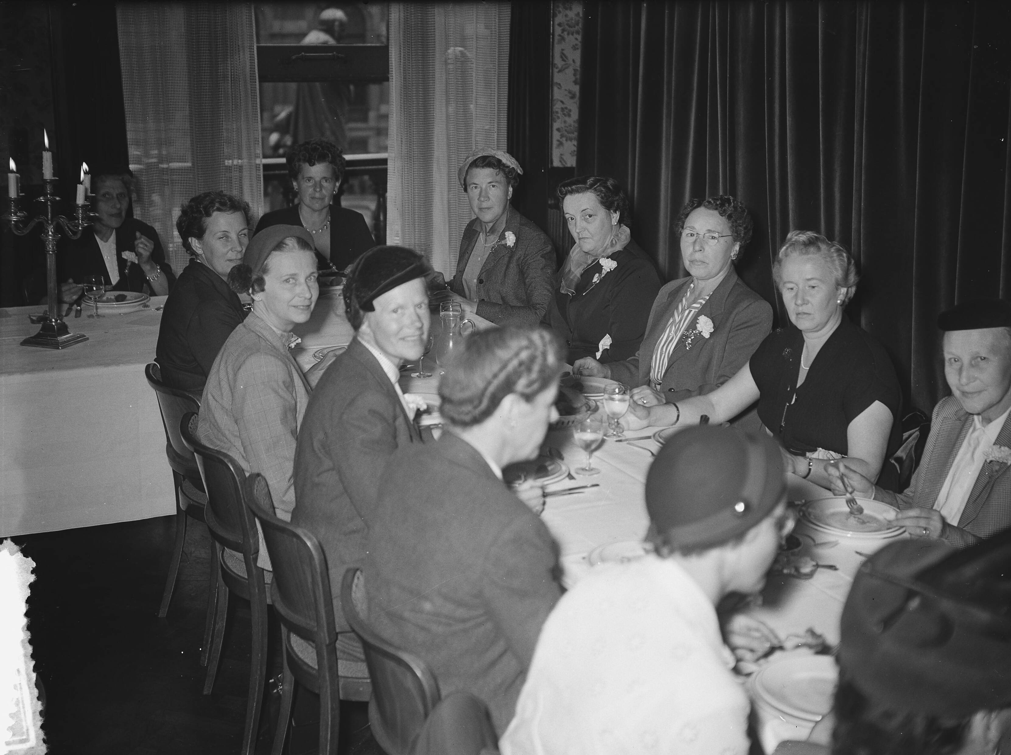 Fotocollectie Anefo — Congres van Assuradeuren te Den Haag — Foto: Bilsen, Joop van / Anefo. Licentie: Set B: Rechtenvrij / Publiek Domein. Bron: Nationaal Archief. http://hdl.handle.net/10648/a928ecf2-d0b4-102d-bcf8-003048976d84