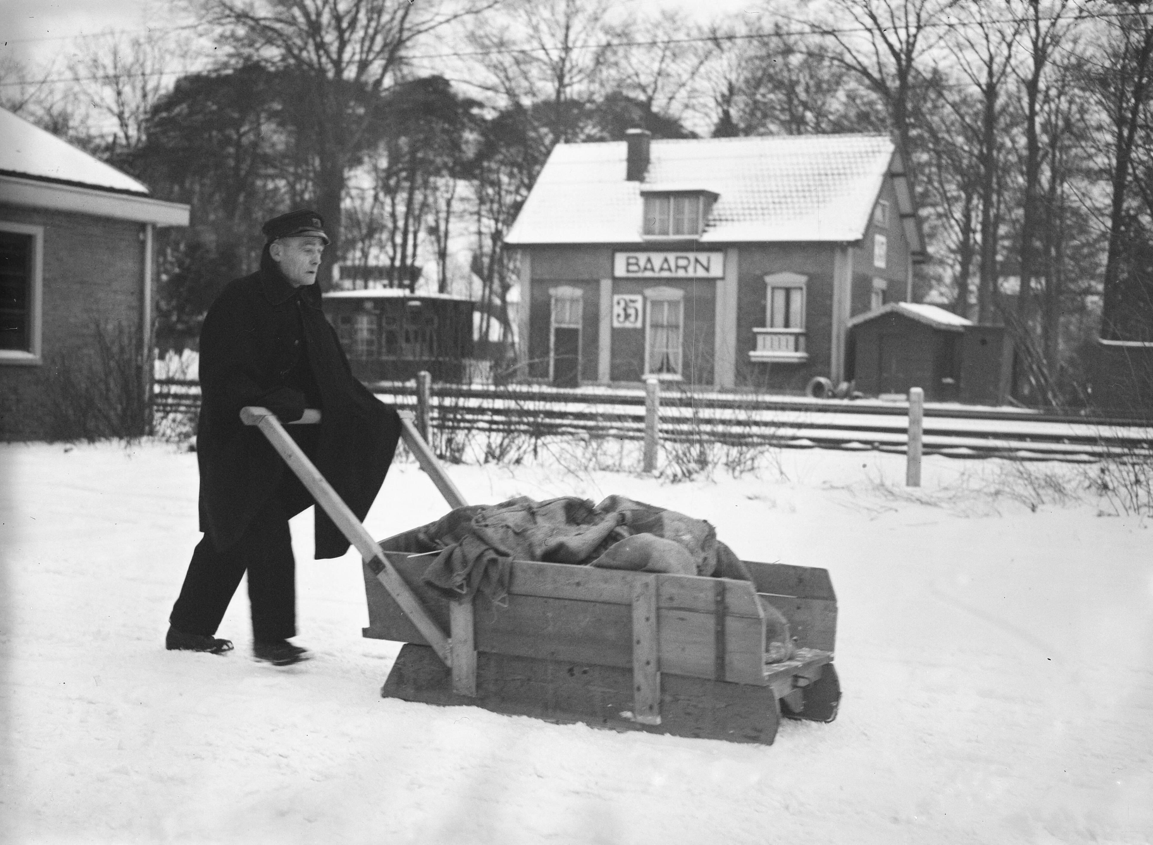Fotocollectie Anefo — Post Baarn met slee — Foto: Sagers, Harry / Anefo. Licentie: Set B: Rechtenvrij / Publiek Domein. Bron: Nationaal Archief. http://hdl.handle.net/10648/a8a4dfc0-d0b4-102d-bcf8-003048976d84