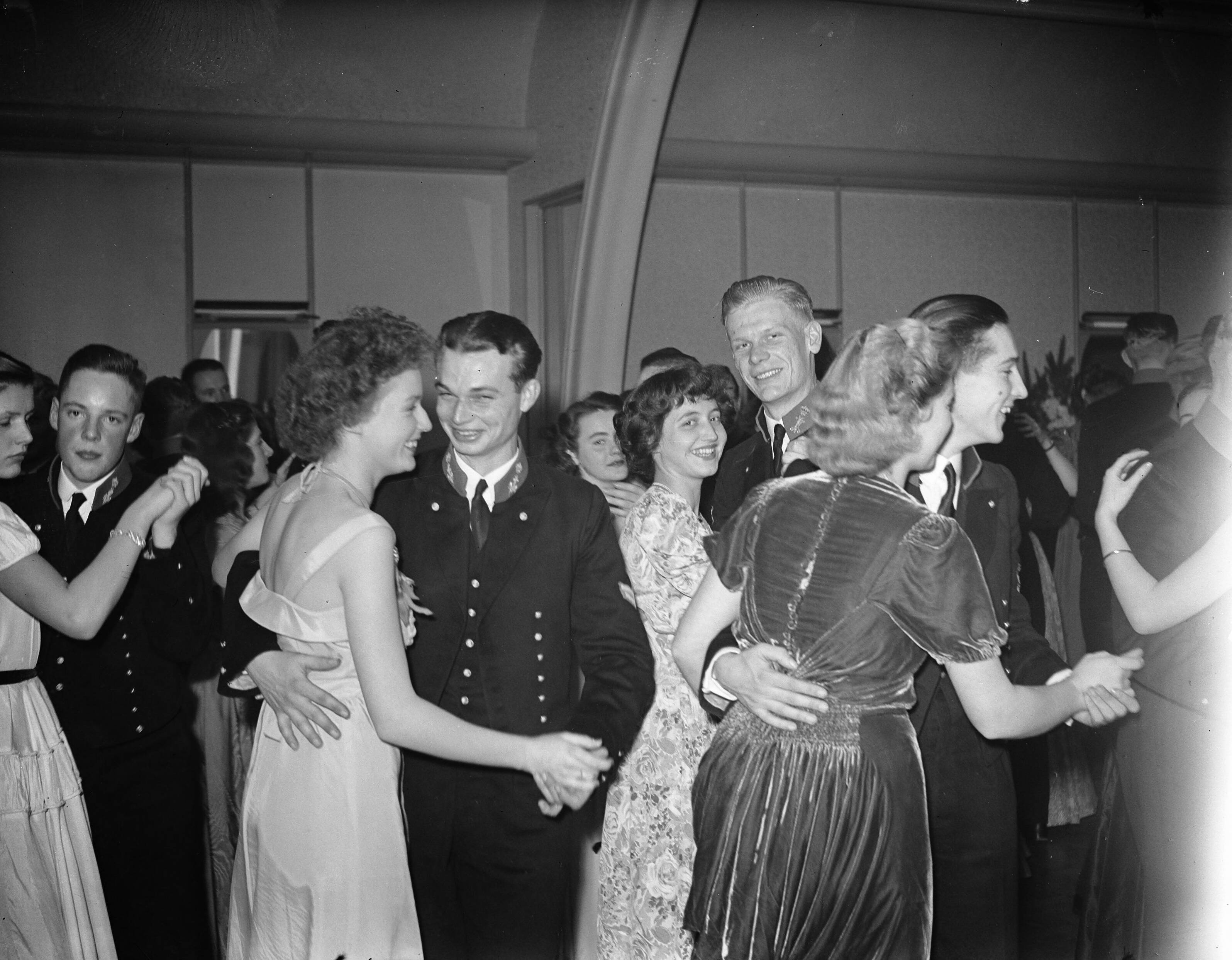 Fotocollectie Anefo — Bal adelborsten Kurhaus Scheveningen @ — Foto: Merk, Ben / Anefo. Licentie: Set B: Rechtenvrij / Publiek Domein. Bron: Nationaal Archief. http://hdl.handle.net/10648/a8c1840e-d0b4-102d-bcf8-003048976d84