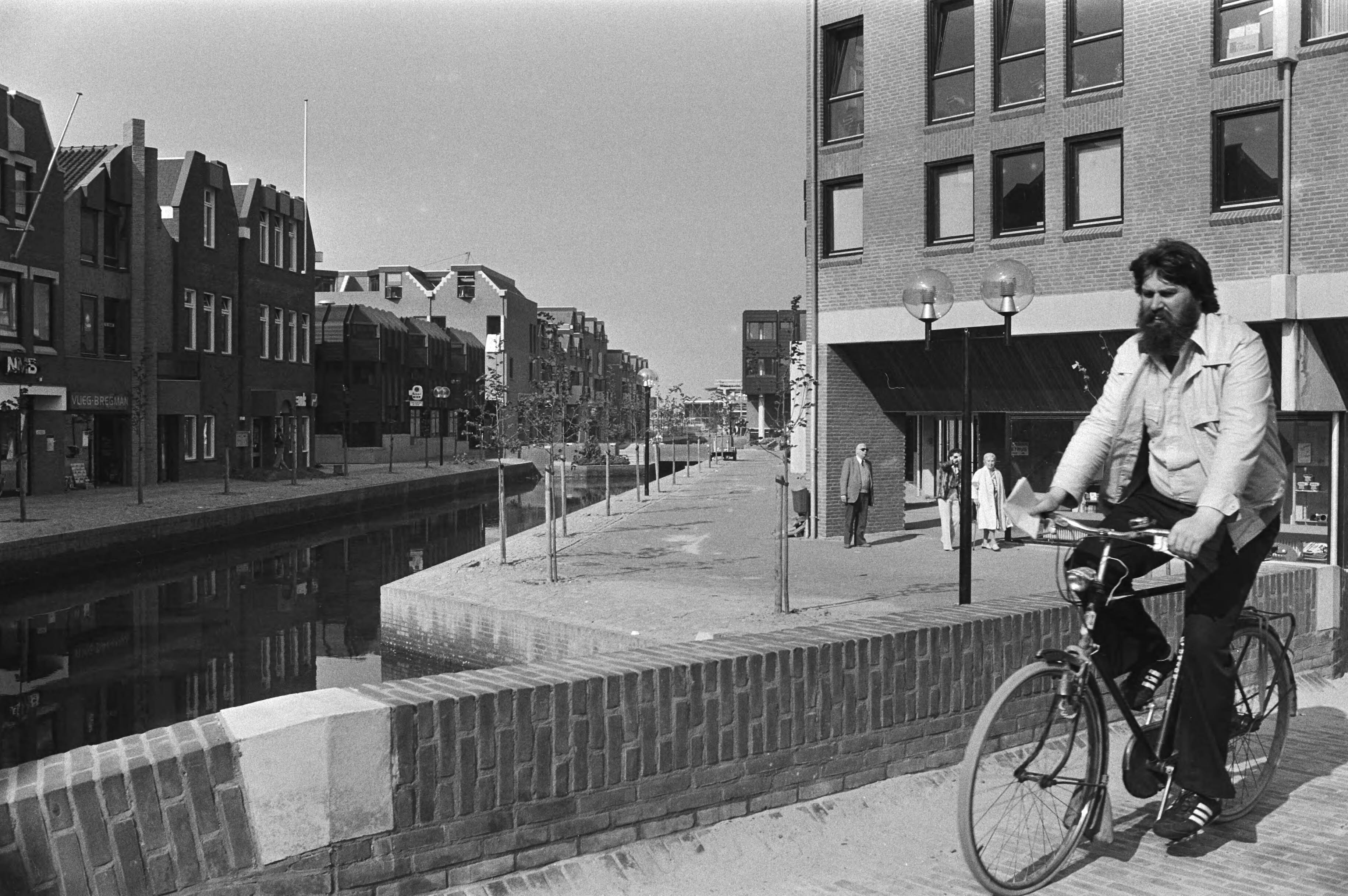 Winkelcentrum Almere Haven — Almere|Flevoland|winkelcentra — Foto: Suyk, Koen / Anefo. Licentie: Set B: Rechtenvrij / Publiek Domein. Bron: Nationaal Archief. http://hdl.handle.net/10648/acd0a98a-d0b4-102d-bcf8-003048976d84