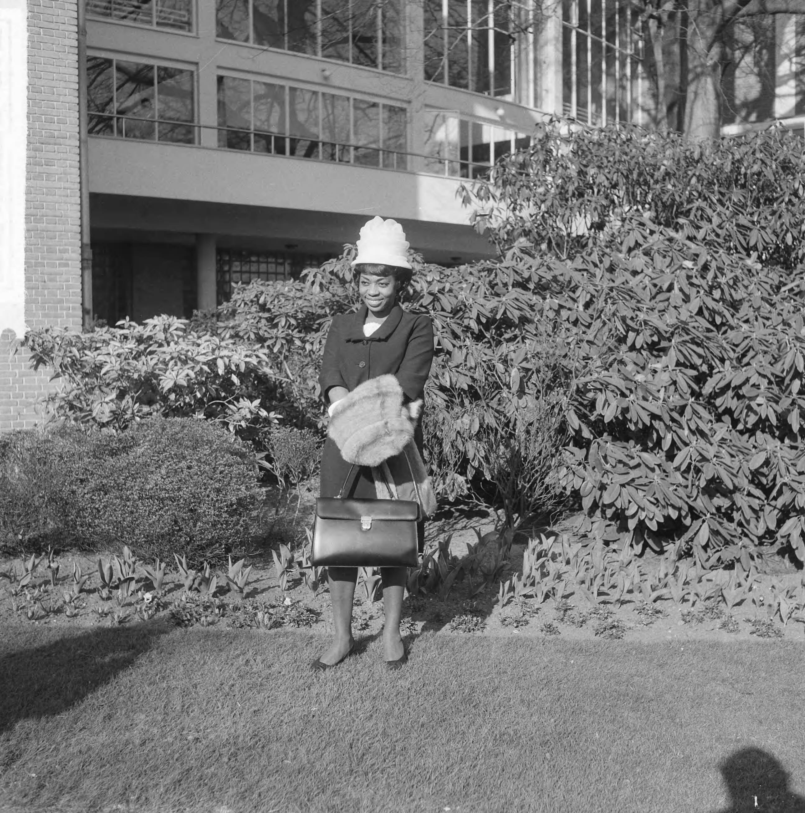 Fotocollectie Anefo — Amerikaans-Belgische jazz-zangeres in Kijk de Rijk Show, Donna Hightower, poseert na de persconferentie — Foto: Gelderen, Hugo van / Anefo. Licentie: Set B: Rechtenvrij / Publiek Domein. Bron: Nationaal Archief. http://hdl.handle.net/10648/aa63a436-d0b4-102d-bcf8-003048976d84