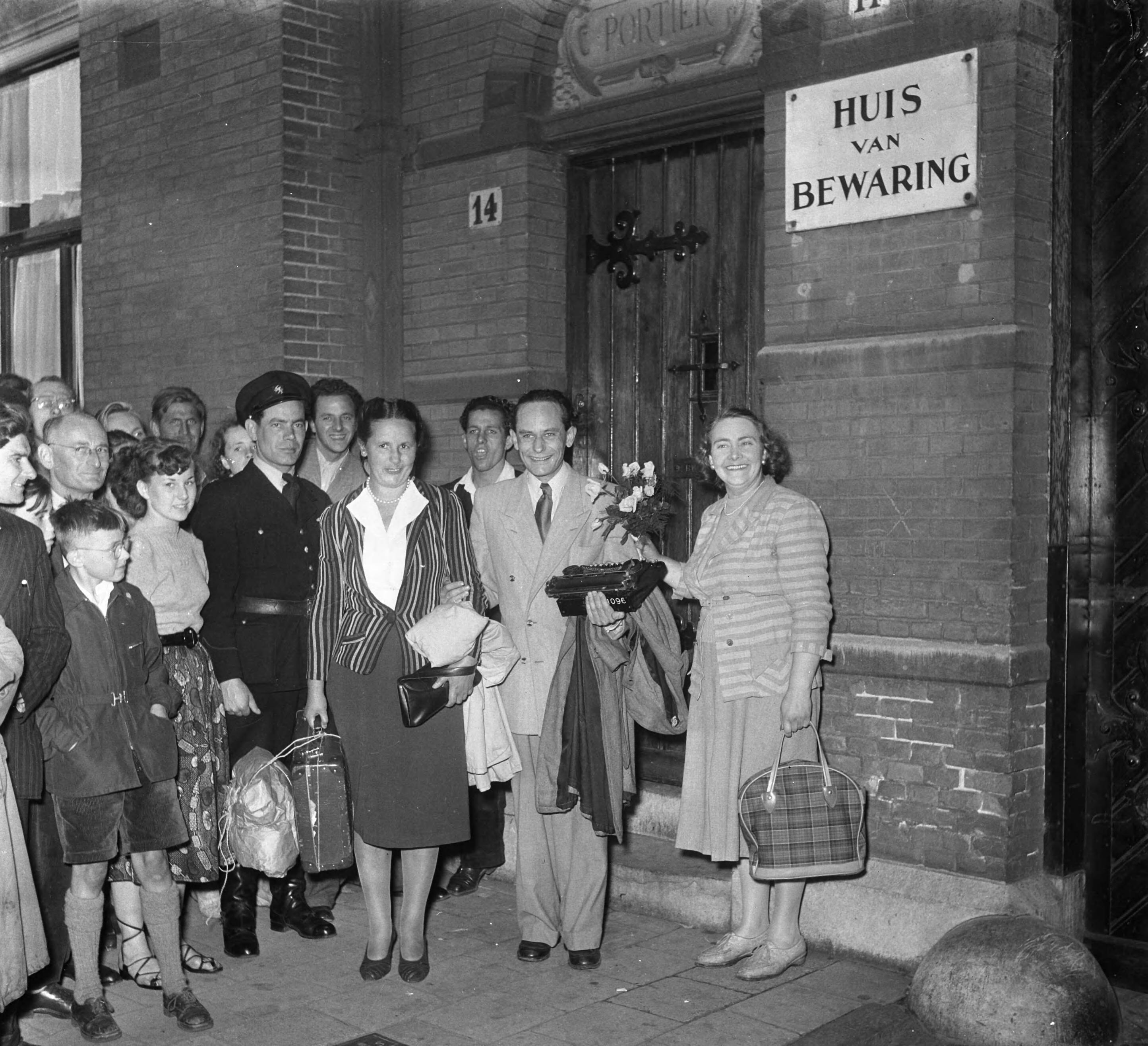 Fotocollectie Anefo — De Zaanse journalist A.H. Hommersom is eindelijk dinsdagmiddag uit het Huis van Bewaring na 6 weken gijzeling vrijgelaten. Hommersom verlaat met vrouw (rechts) en zuster zijn onvrijwillige verblijfplaats — Foto: Noske, J.D. / Anefo. Licentie: Set B: Rechtenvrij / Publiek Domein. Bron: Nationaal Archief. http://hdl.handle.net/10648/a8fbf58a-d0b4-102d-bcf8-003048976d84
