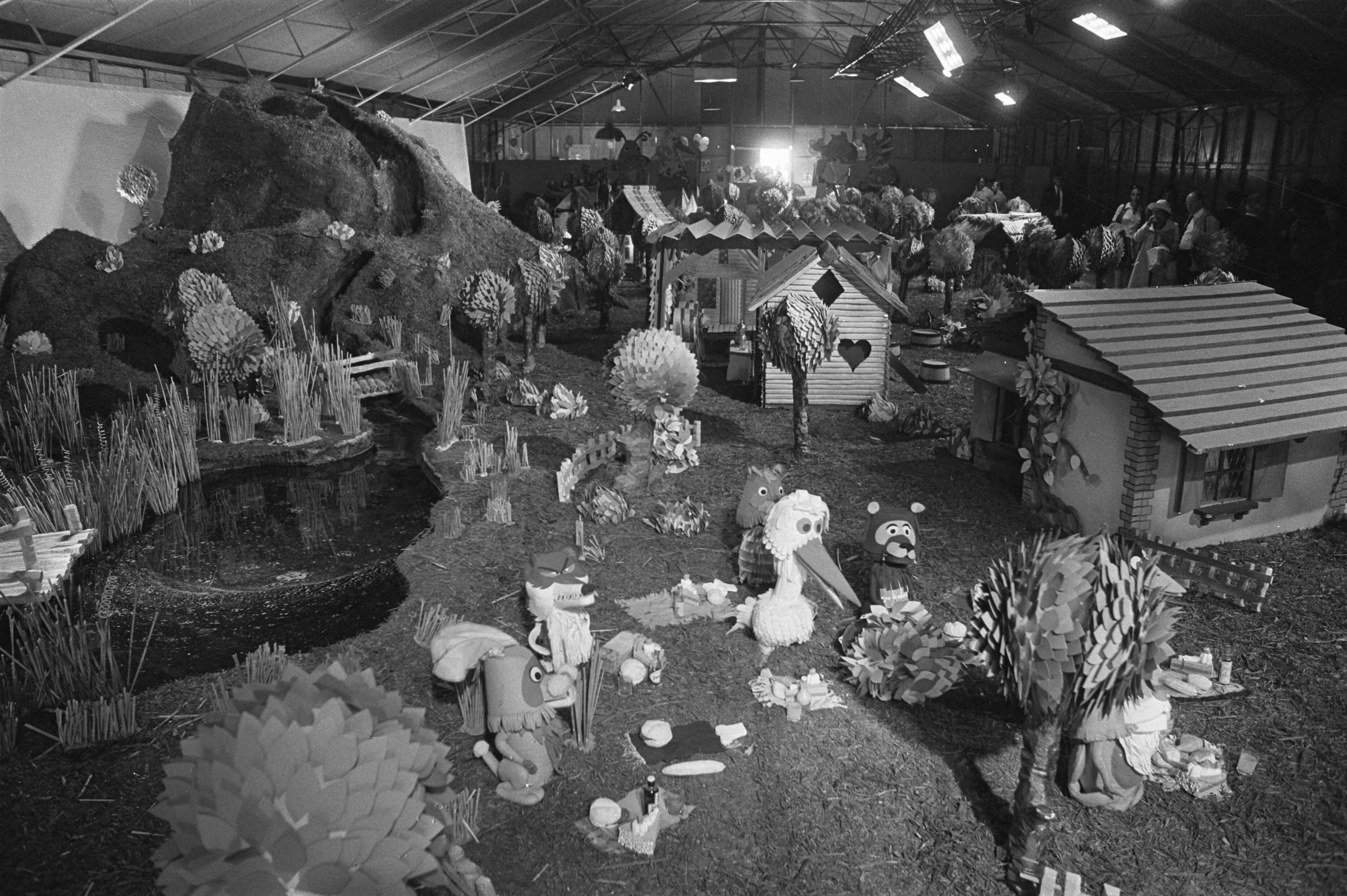 Fotocollectie Anefo — Fabeltjesland in een tent aan Scheveningse Boulevard: overzicht Fabeltjesland — Foto: Verhoeff, Bert / Anefo. Licentie: Set B: Rechtenvrij / Publiek Domein. Bron: Nationaal Archief. http://hdl.handle.net/10648/ab99c718-d0b4-102d-bcf8-003048976d84