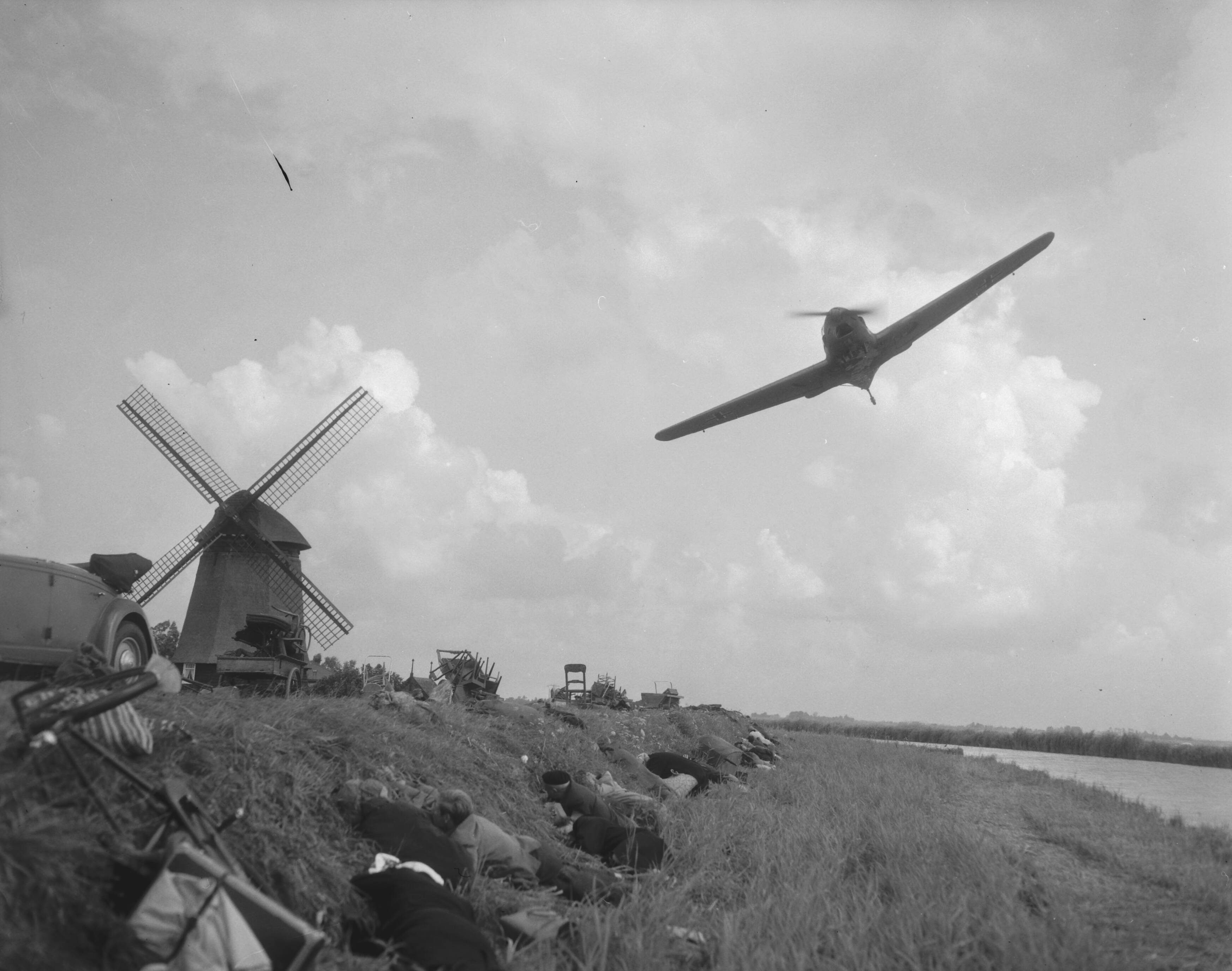 Fotocollectie Anefo — Filmopnamen in de Beemster bij Schermerhorn voor de film "Operation Amsterdam" , scene waarin een Duitse Messerschmitt jager een aanval doet op vluchtelingen — Foto: Pot, Harry / Anefo. Licentie: Set B: Rechtenvrij / Publiek Domein. Bron: Nationaal Archief. http://hdl.handle.net/10648/a9814258-d0b4-102d-bcf8-003048976d84
