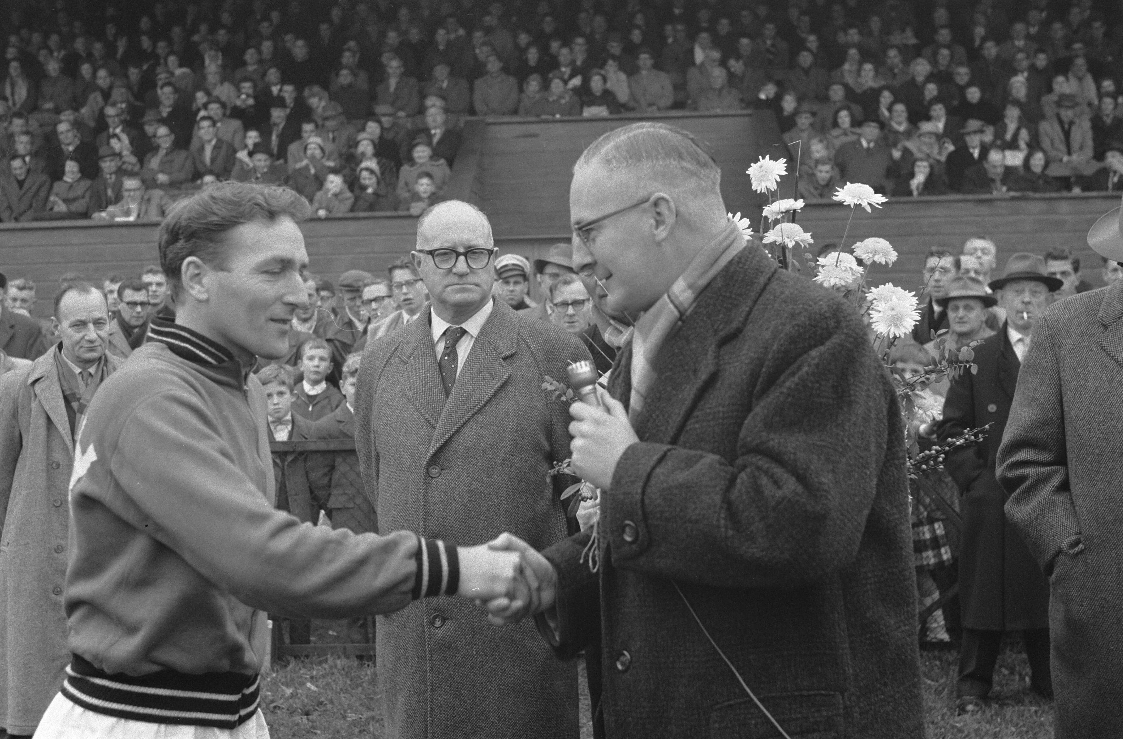 Fotocollectie Anefo — Voetbal. RCH - Go Ahead 1-2. Huldiging van RCH-speler Loek Biesbrouck sr. i.v.m. zijn 500ste wedstrijd voor het eerste elftal van de club. Hij wordt gefeliciteerd door voorzitter VAn Kampen — Foto: Pot, Harry / Anefo. Licentie: Set B: Rechtenvrij / Publiek Domein. Bron: Nationaal Archief. http://hdl.handle.net/10648/a9bf5840-d0b4-102d-bcf8-003048976d84