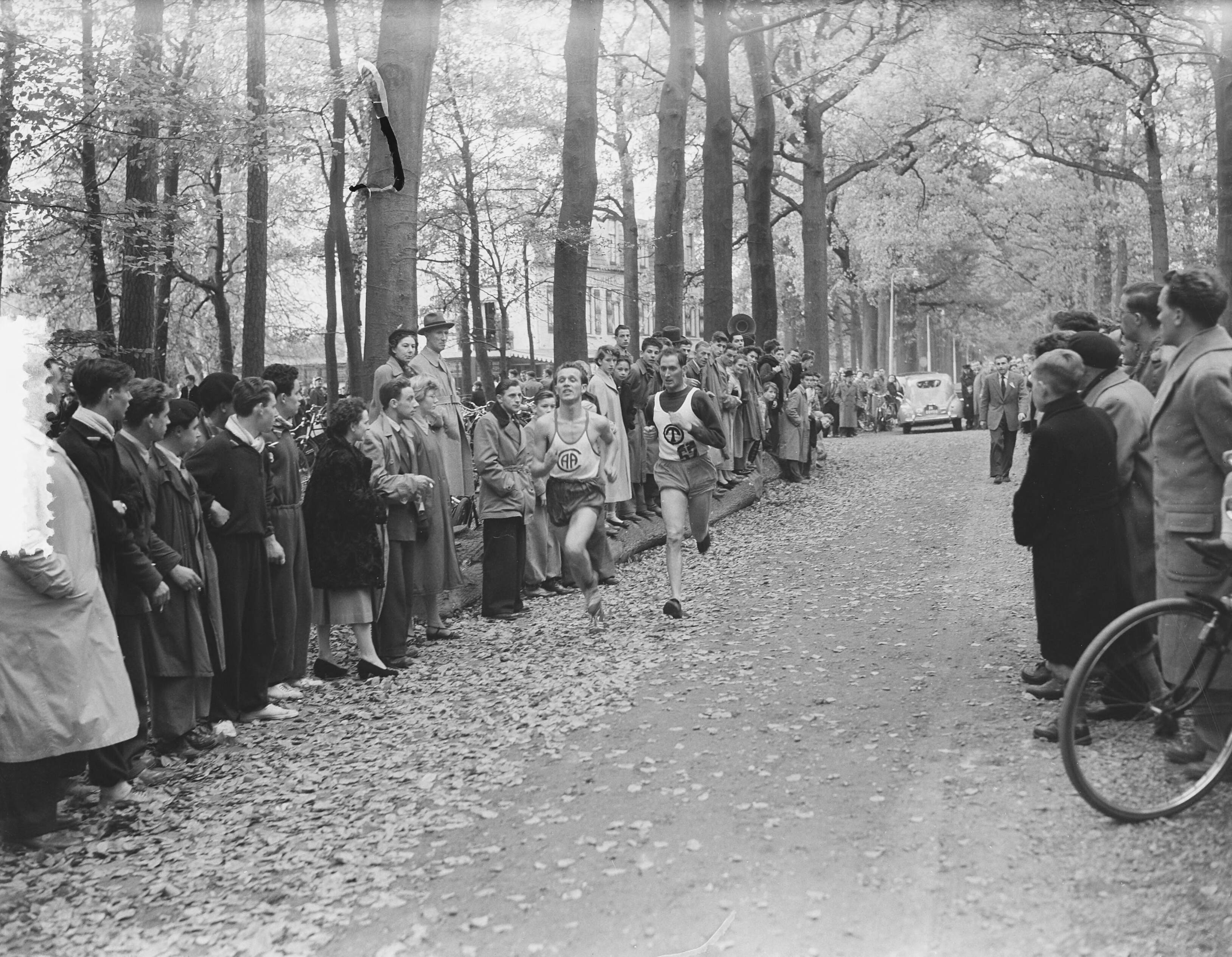 Fotocollectie Anefo — Nationaal Cross Country in het Mastbos te Breda. Latere winnaar Wim van Zeeland (AAC Amsterdam) voor Wim Slijkhuis — Foto: Rossem, Wim van / Anefo. Licentie: Set B: Rechtenvrij / Publiek Domein. Bron: Nationaal Archief. http://hdl.handle.net/10648/a9166ba4-d0b4-102d-bcf8-003048976d84