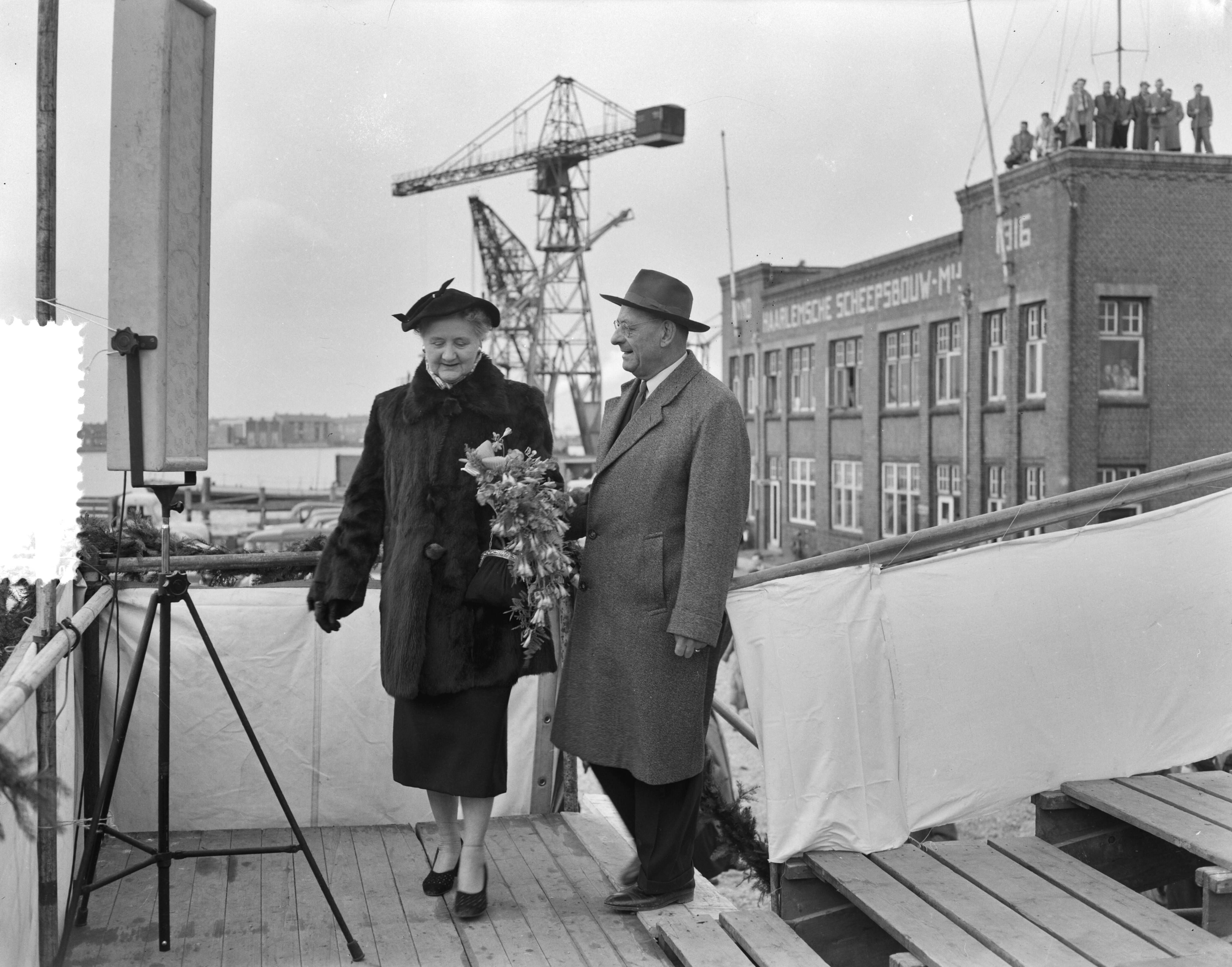 Fotocollectie Anefo — Poging tot tewaterlating van de kustmijnenveger Hr. Ms. "Steenwijk" bij de N.V. Haarlemse Scheepsbouw Maatschappij te Haarlem. De doopplechtigheid werd verricht door mevr. Voetelink-Riemersma, echtgenote van de burgemeester van Steenwijk — Foto: Rossem, Wim van / Anefo. Licentie: Set B: Rechtenvrij / Publiek Domein. Bron: Nationaal Archief. http://hdl.handle.net/10648/a94669da-d0b4-102d-bcf8-003048976d84