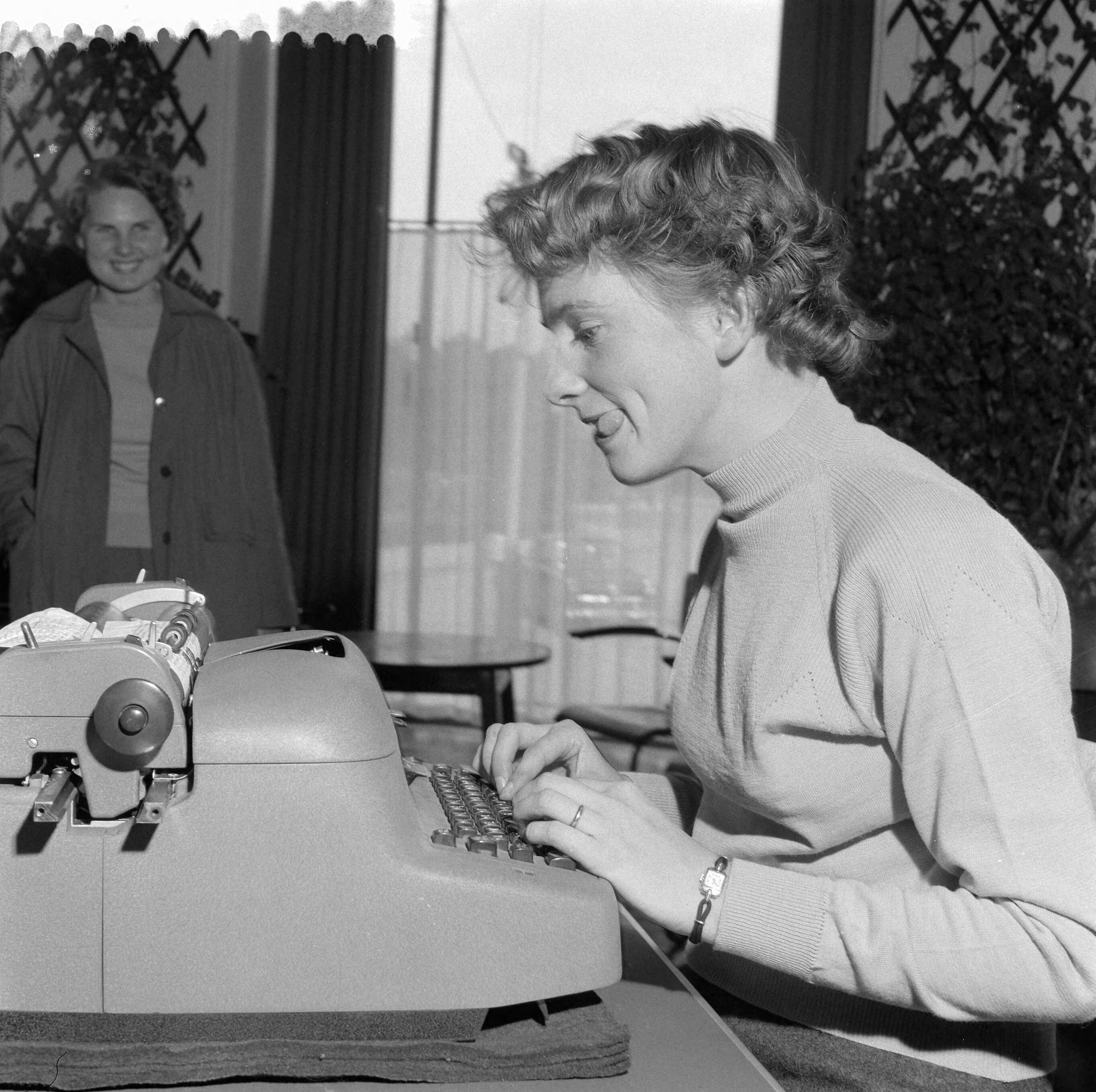 Fotocollectie Anefo — Kampioenschap machineschrijven in de Houtrusthal in Den Haag — Foto: Behrens, Herbert F. / Anefo. Licentie: Set B: Rechtenvrij / Publiek Domein. Bron: Nationaal Archief. http://hdl.handle.net/10648/a96b2a72-d0b4-102d-bcf8-003048976d84