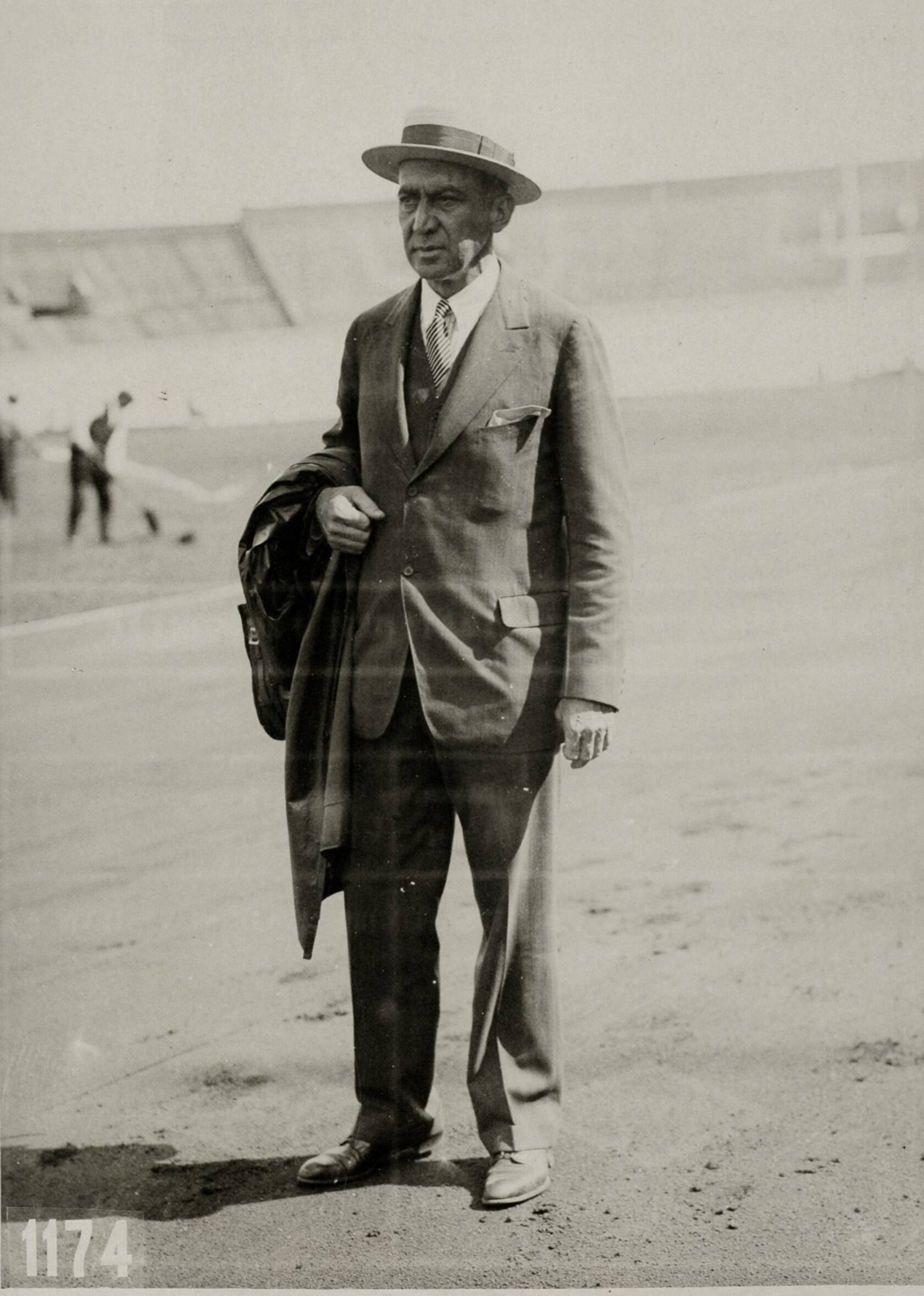 Sport — Sport. Olympische Spelen 1928 Amsterdam, Nederland. Een onbekende man in het nog lege stadion. — Foto: Fotograaf Onbekend / Algemeen Fotobureau Amsterdam / Rechtenvrij (05589). Licentie: Set B: Rechtenvrij / Publiek Domein. Bron: Nationaal Archief. http://hdl.handle.net/10648/35429da6-d6c5-a382-e063-6df0900a6686