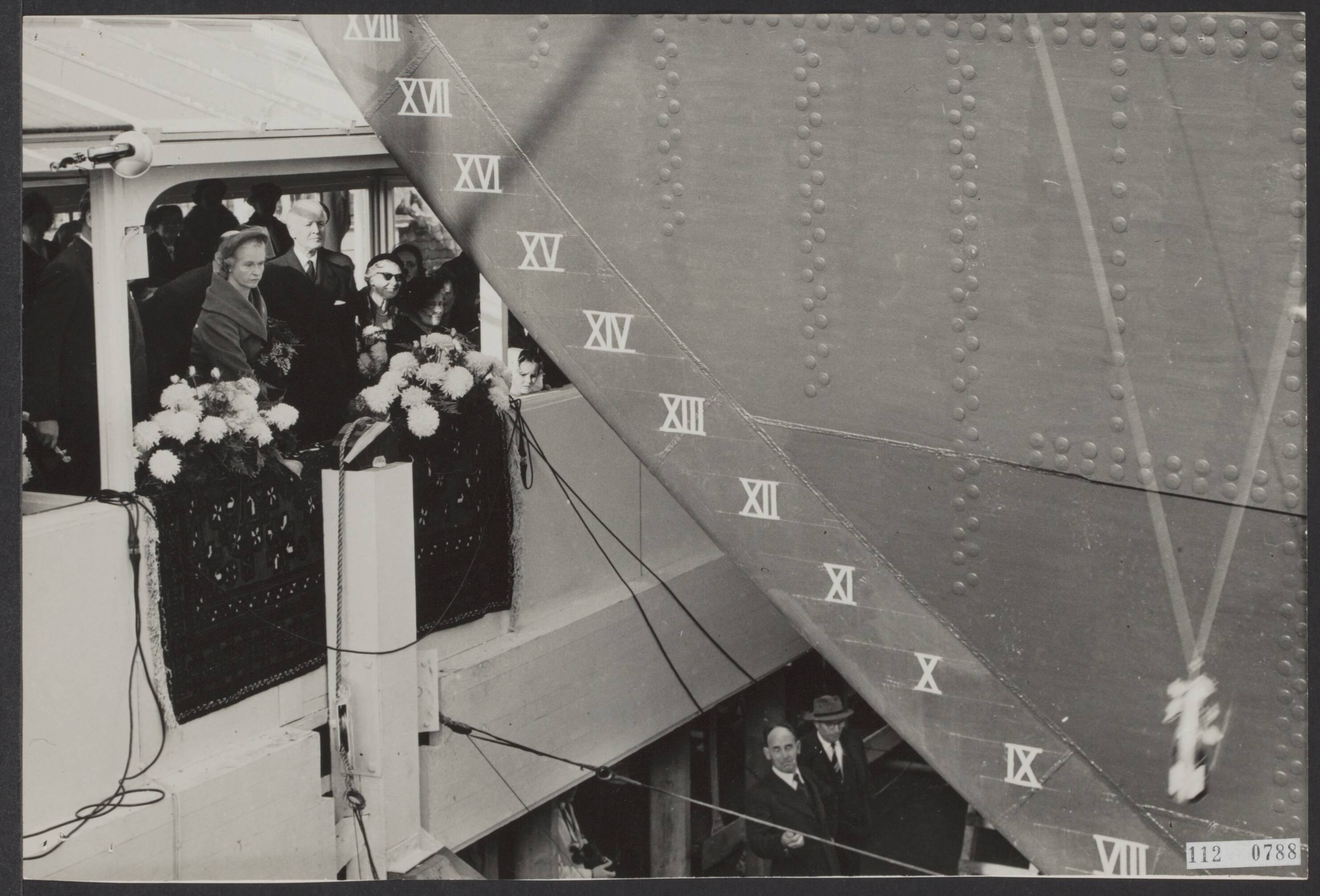 Fotocollectie Elsevier Binnenland — Te Vlissingen werd onder zeer grote belangstelling het grote Zweedse schip "Kungsholm" te water gelaten. Prinses Sybilla van Zweden verrichte de gebruikelijke doopplechtigheid met de fles champagne — Foto: Consenheim, Wim / Anefo. Licentie: Set B: Rechtenvrij / Publiek Domein. Bron: Nationaal Archief. http://hdl.handle.net/10648/ae2fffe2-d0b4-102d-bcf8-003048976d84