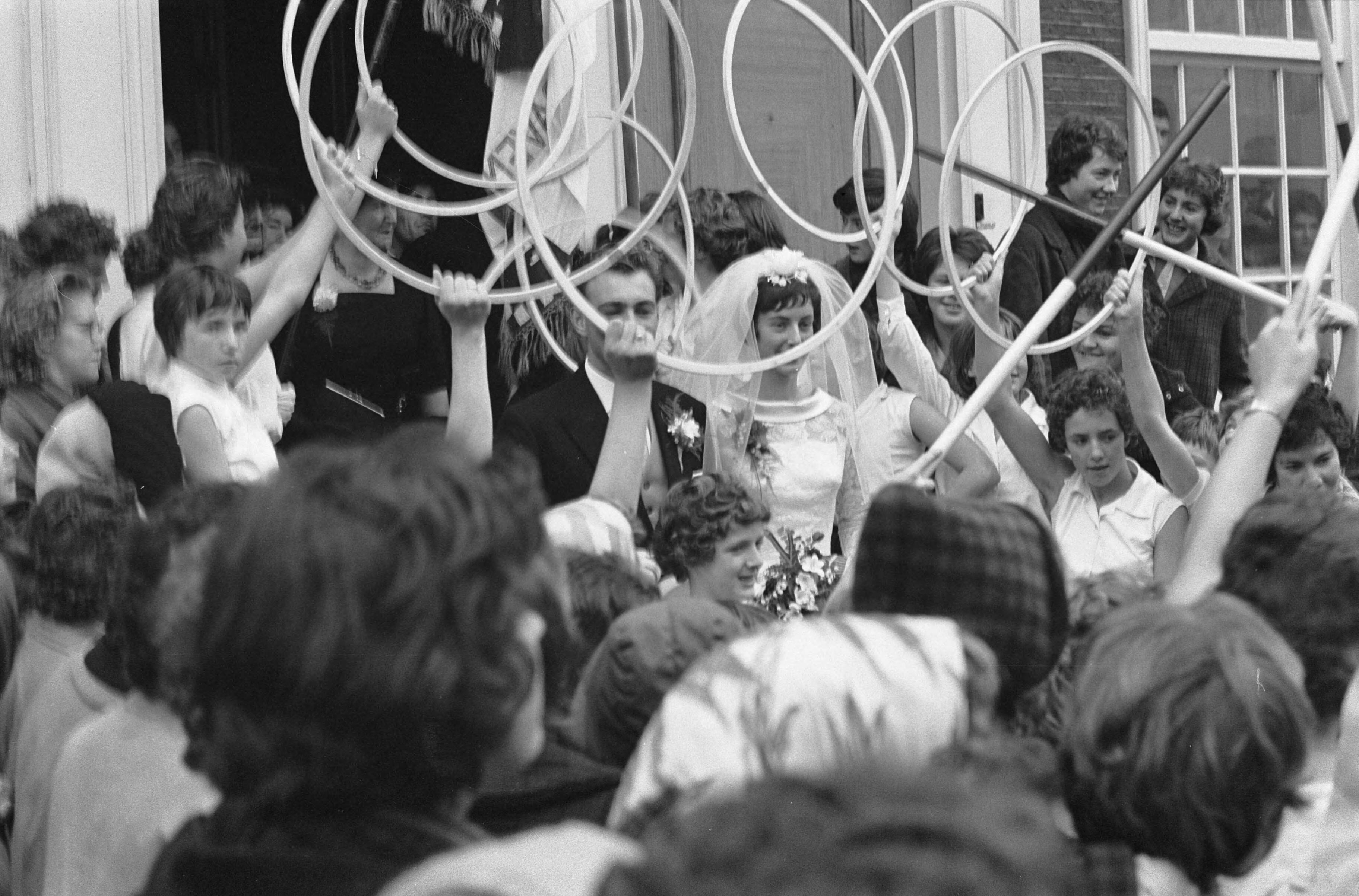 Fotocollectie Anefo — Huwelijk van turnster Ria van Velsen met Thijs Rietveld in Bodegraven — Foto: Rossem, Wim van / Anefo. Licentie: Set B: Rechtenvrij / Publiek Domein. Bron: Nationaal Archief. http://hdl.handle.net/10648/a9f031d6-d0b4-102d-bcf8-003048976d84
