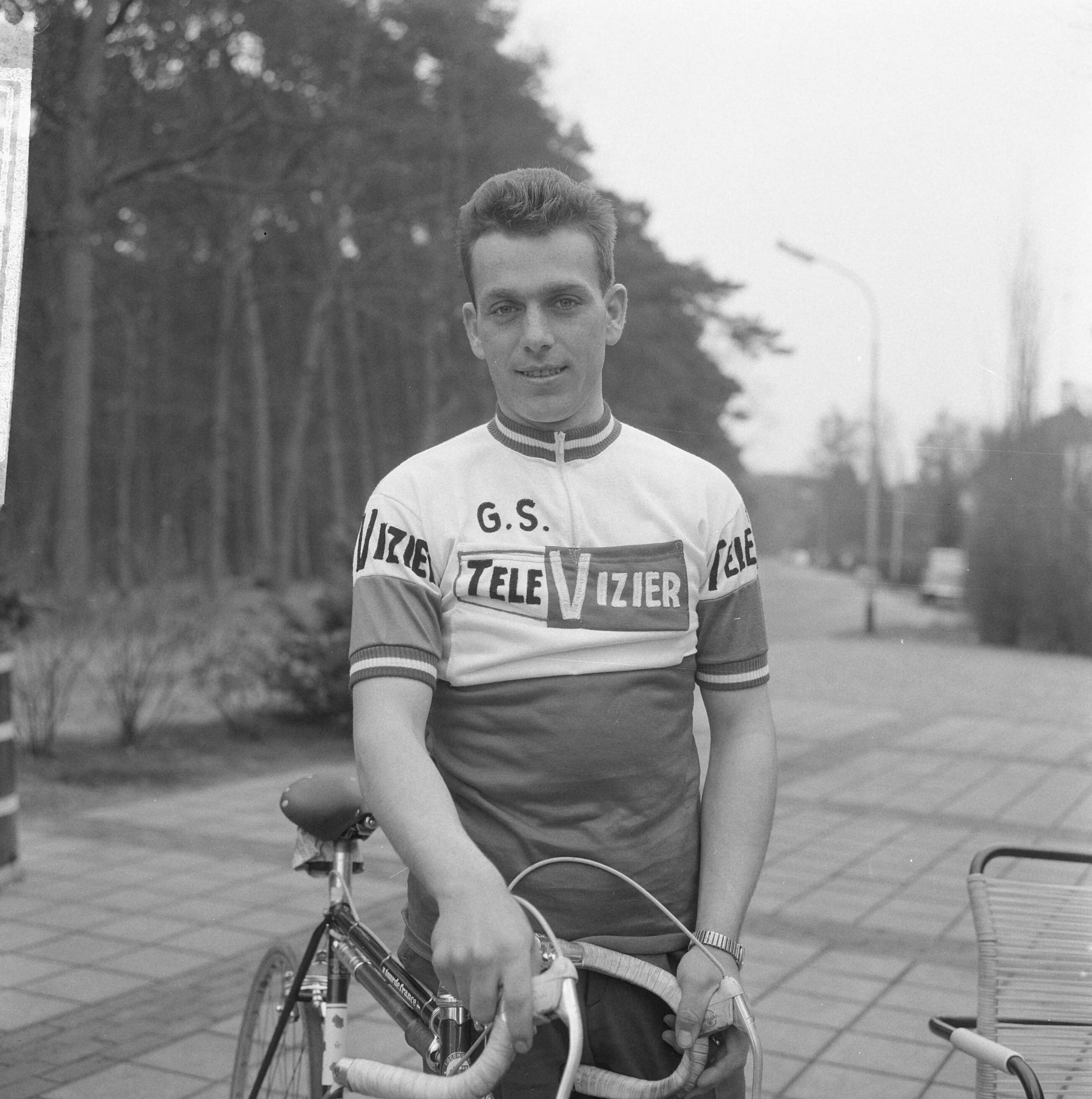 Fotocollectie Anefo — Nederlandse wielerploeg voor de Tour de France 1964 gepresenteerd, Jack van de Klundert met fiets — Foto: Pot, Harry / Anefo. Licentie: Set B: Rechtenvrij / Publiek Domein. Bron: Nationaal Archief. http://hdl.handle.net/10648/aa60ed4a-d0b4-102d-bcf8-003048976d84