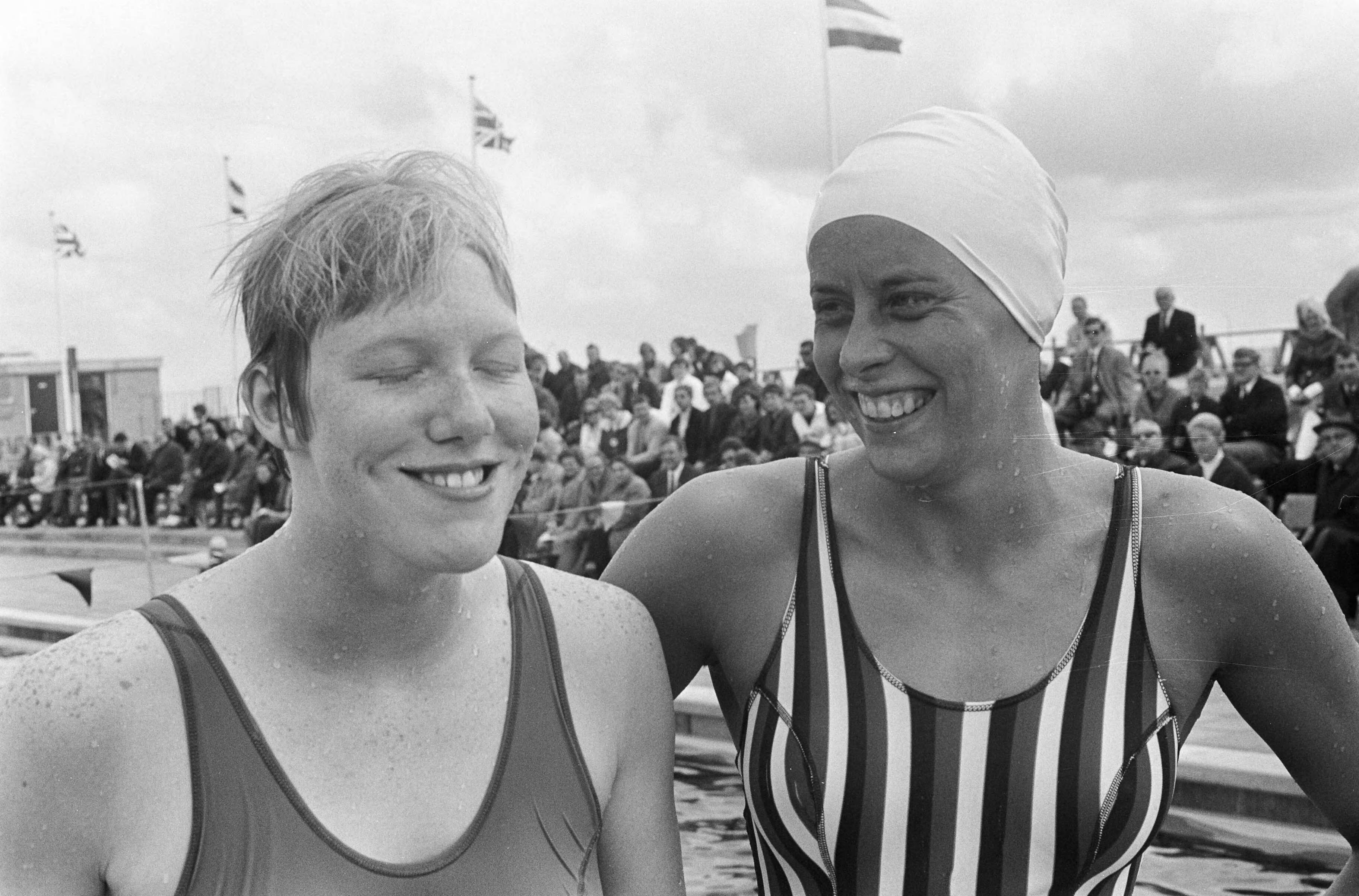 Fotocollectie Anefo — Nederland tegen Engeland zwemmen te Leeuwarden, Miss Long — Foto: Koch, Eric / Anefo. Licentie: Set B: Rechtenvrij / Publiek Domein. Bron: Nationaal Archief. http://hdl.handle.net/10648/aaf2fac8-d0b4-102d-bcf8-003048976d84