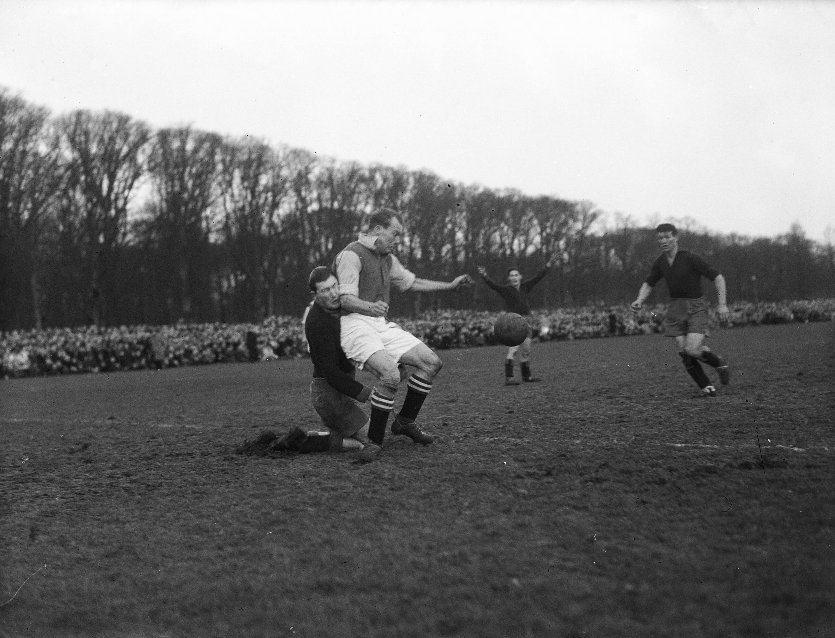 Fotocollectie Anefo — Voetbal. Haarlem tegen Ajax 1-1. Fischer en Kluit in zonderling parket — Foto: Noske, J.D. / Anefo. Licentie: Set B: Rechtenvrij / Publiek Domein. Bron: Nationaal Archief. http://hdl.handle.net/10648/a8b11f74-d0b4-102d-bcf8-003048976d84