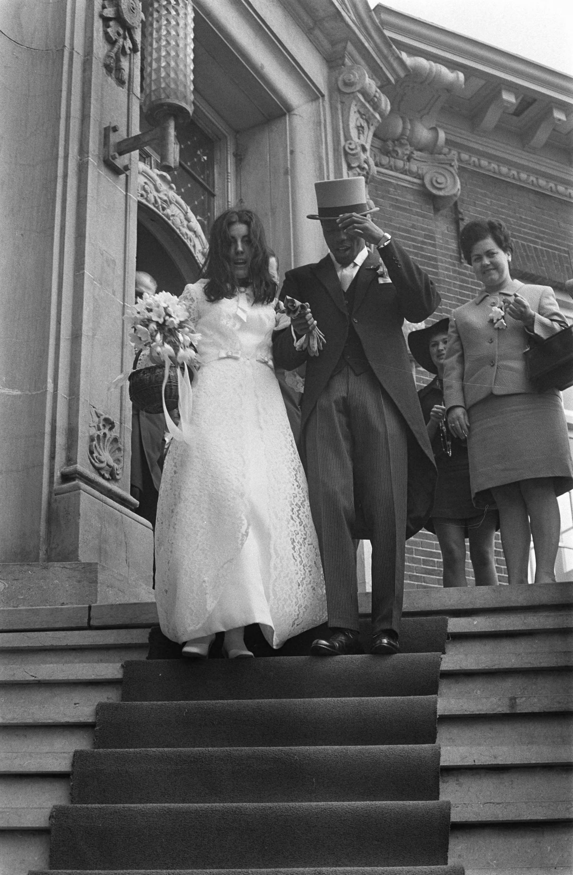 Fotocollectie Anefo — Huwelijk bokser Fighting Mack ( Albert Edwin Nicodemus met Gonzalez Arseiria op stadhuis, Zandvoort — Foto: Mieremet, Rob / Anefo. Licentie: Set B: Rechtenvrij / Publiek Domein. Bron: Nationaal Archief. http://hdl.handle.net/10648/ab67b4a8-d0b4-102d-bcf8-003048976d84