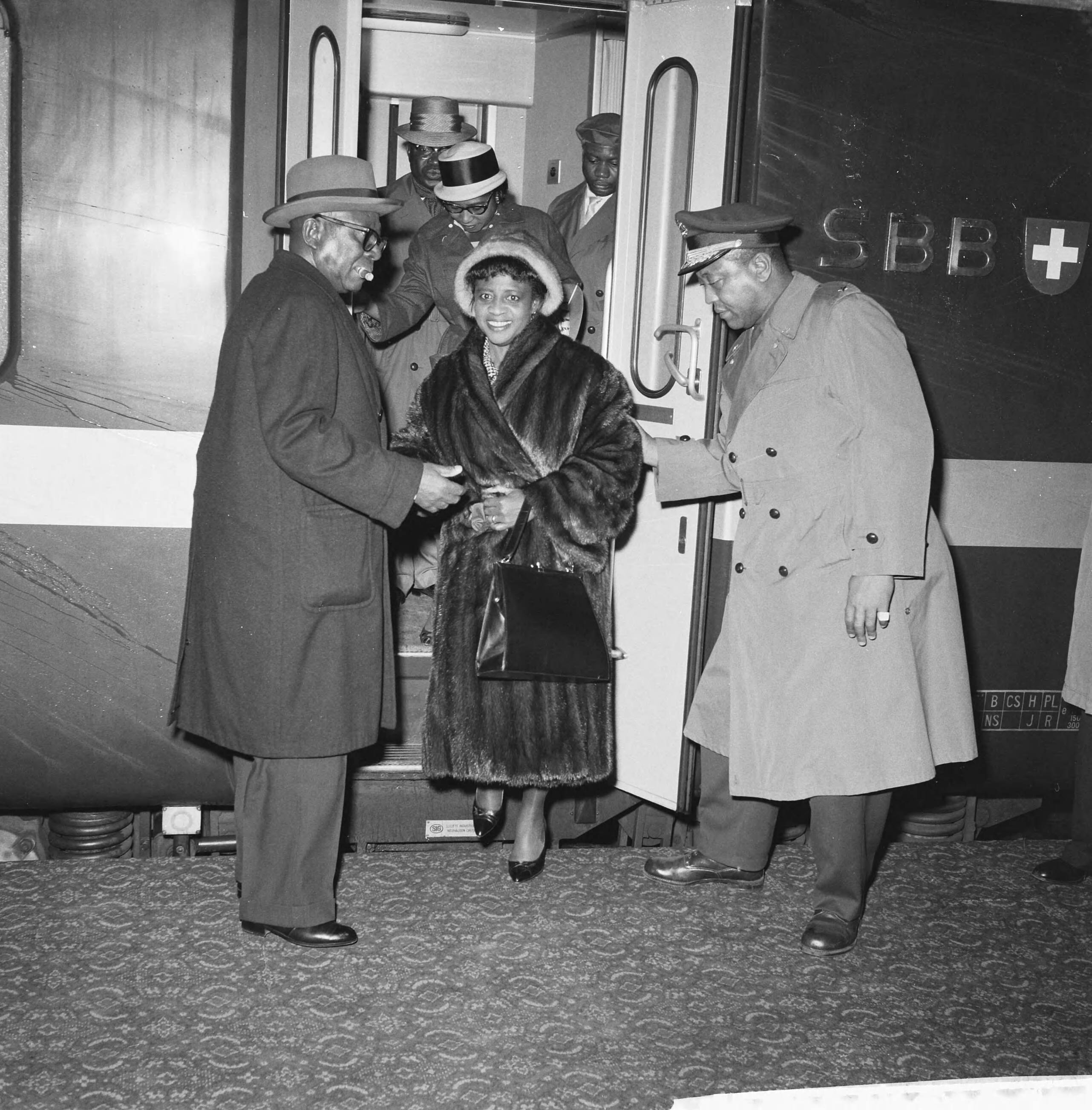 Fotocollectie Anefo — Aankomst van de Liberiaanse president Tubman van Liberia en zijn echtgenote op station Staatsspoor te Den Haag — Foto: Behrens, Herbert F. / Anefo. Licentie: Set B: Rechtenvrij / Publiek Domein. Bron: Nationaal Archief. http://hdl.handle.net/10648/a9bbac72-d0b4-102d-bcf8-003048976d84