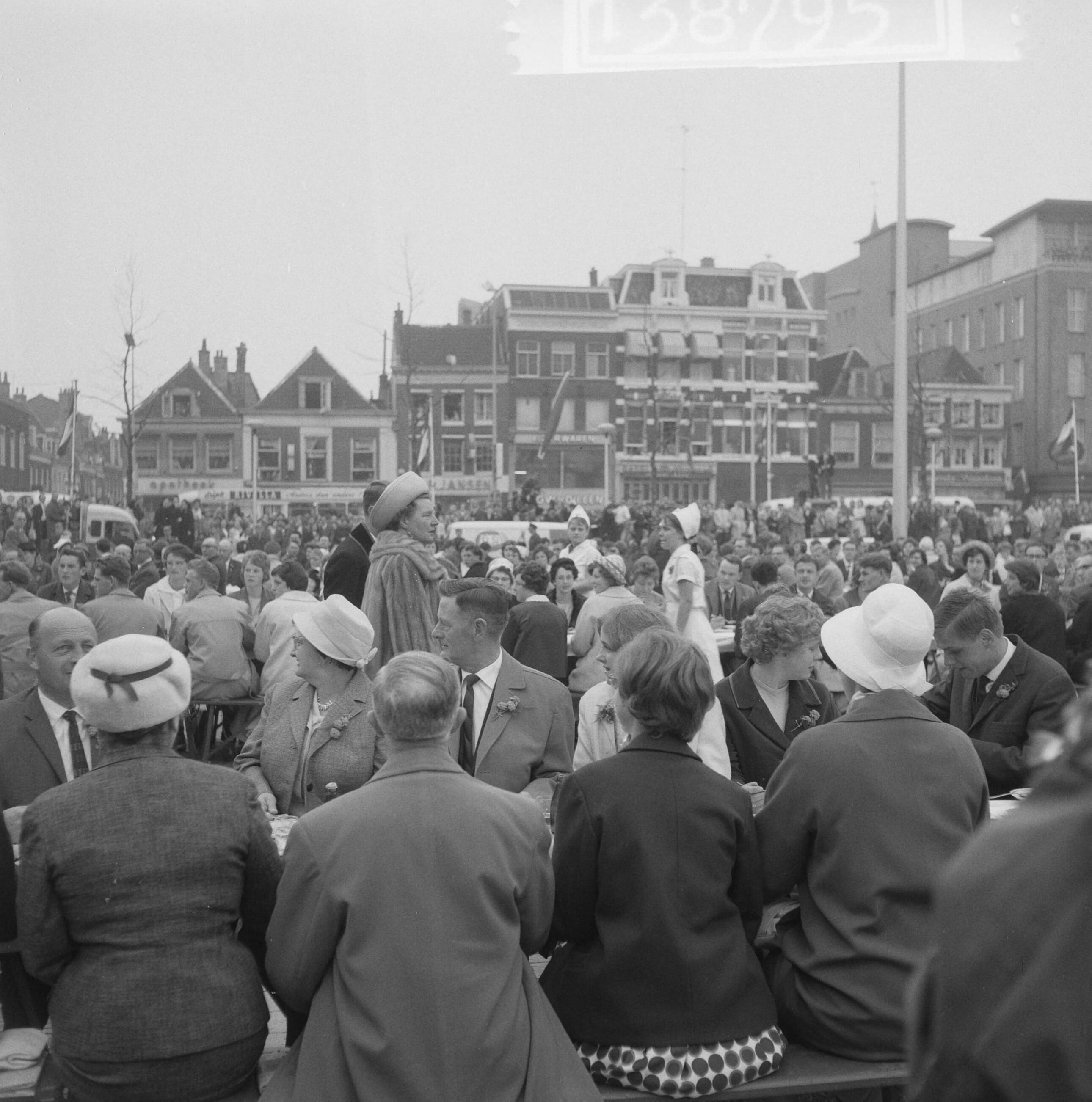 Koninklijk bezoek aan Utrecht (1962) — Koninklijk bezoek aan Utrecht — Foto: Merk, Ben / Anefo. Licentie: Set B: Rechtenvrij / Publiek Domein. Bron: Nationaal Archief. http://hdl.handle.net/10648/aa06a592-d0b4-102d-bcf8-003048976d84