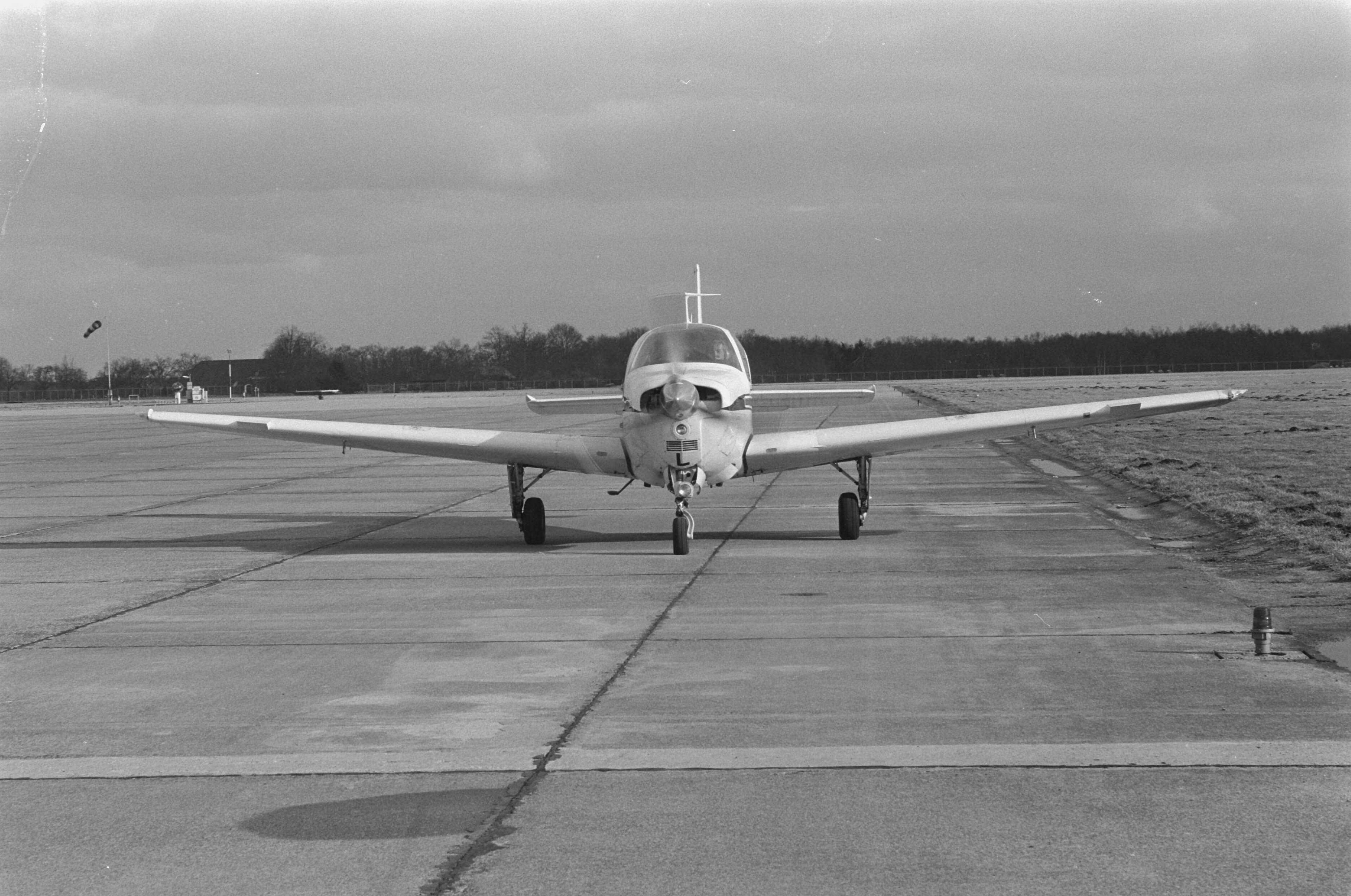 Fotocollectie Anefo — Prins Willem Alexander in cockpit Beeckcraft Bonanza die hij vloog op eerste praktijkles aan Rijksluchtvaartschool in Eelde — Foto: Croes, Rob C. / Anefo. Licentie: Set B: Rechtenvrij / Publiek Domein. Bron: Nationaal Archief. http://hdl.handle.net/10648/ad5e1ed2-d0b4-102d-bcf8-003048976d84