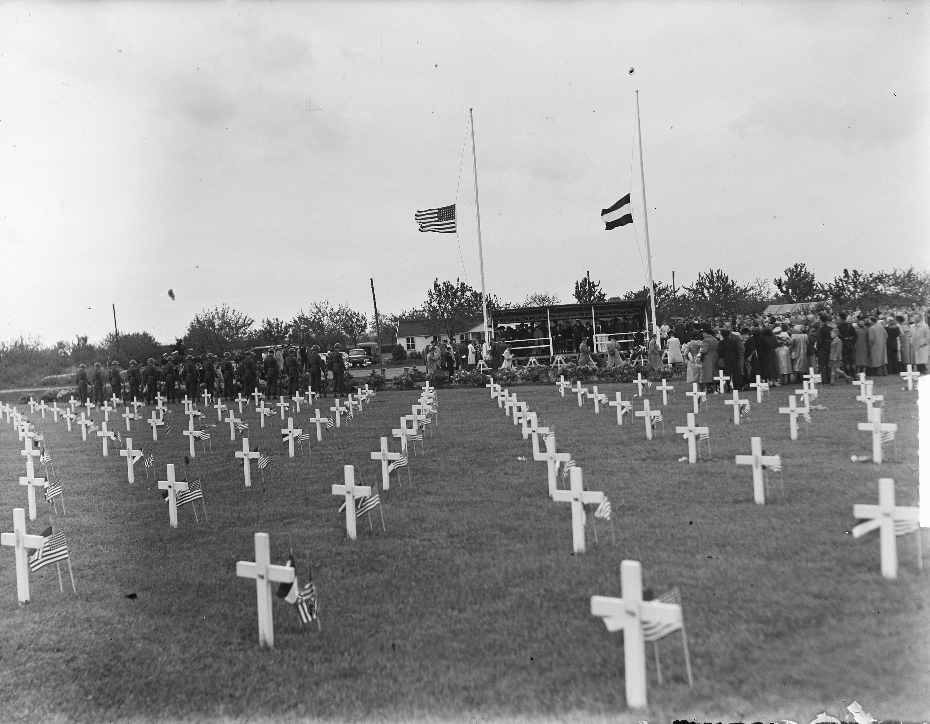 Fotocollectie Anefo — Memorialday op Margraten, overzicht — Foto: Oorschot, […] van / Anefo. Licentie: Set B: Rechtenvrij / Publiek Domein. Bron: Nationaal Archief. http://hdl.handle.net/10648/a8d915c4-d0b4-102d-bcf8-003048976d84