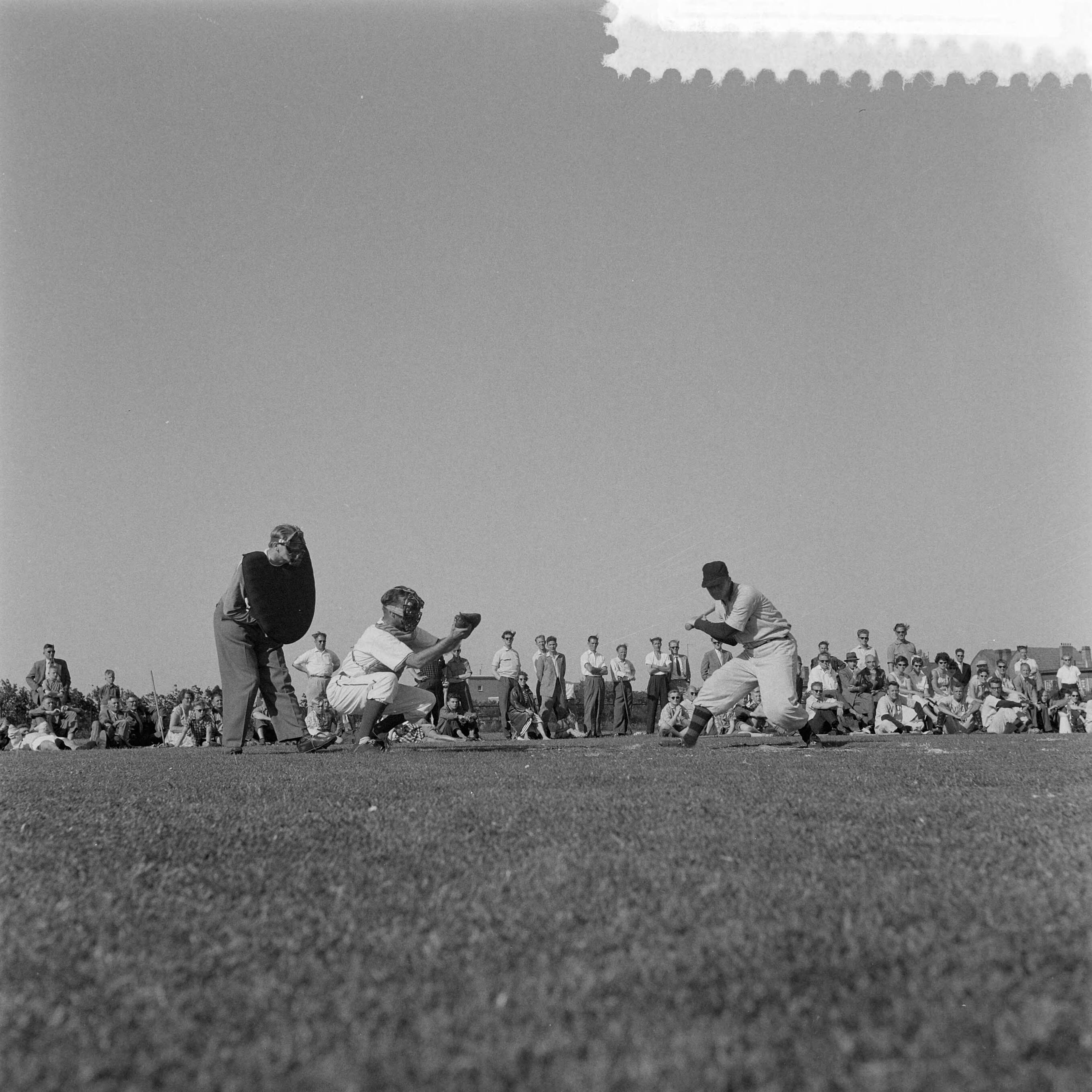 Fotocollectie Anefo — Honkbal. EHS tegen VVGA 4-9. Spelmoment — Foto: Koch, Eric / Anefo. Licentie: Set B: Rechtenvrij / Publiek Domein. Bron: Nationaal Archief. http://hdl.handle.net/10648/a962489e-d0b4-102d-bcf8-003048976d84