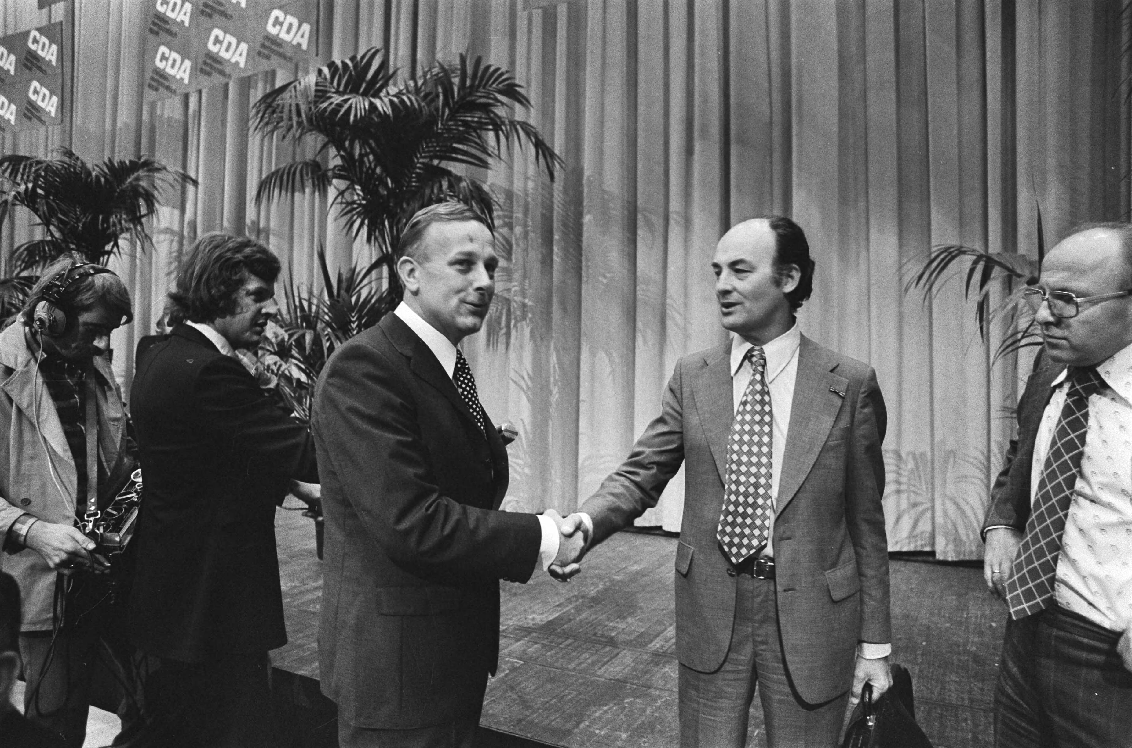 Het eerste CDA-congres te Den Haag — Aantjes begroet Steenkamp — Foto: Mieremet, Rob / Anefo. Licentie: Set B: Rechtenvrij / Publiek Domein. Bron: Nationaal Archief. http://hdl.handle.net/10648/ac707416-d0b4-102d-bcf8-003048976d84