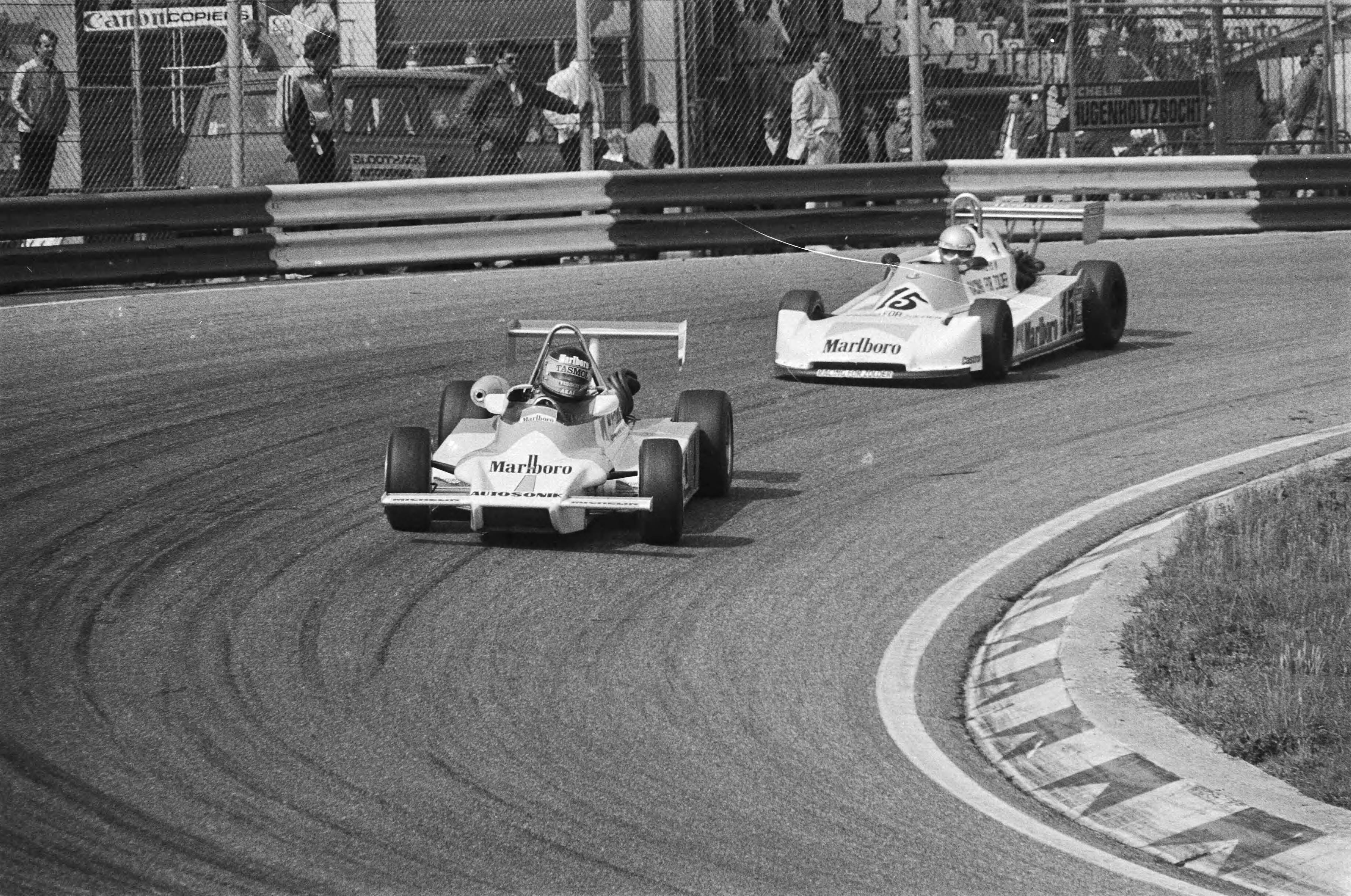 Fotocollectie Anefo — Formule 3 race, Zandvoort — Foto: Dijk, Hans van / Anefo. Licentie: Set B: Rechtenvrij / Publiek Domein. Bron: Nationaal Archief. http://hdl.handle.net/10648/acfd82f2-d0b4-102d-bcf8-003048976d84