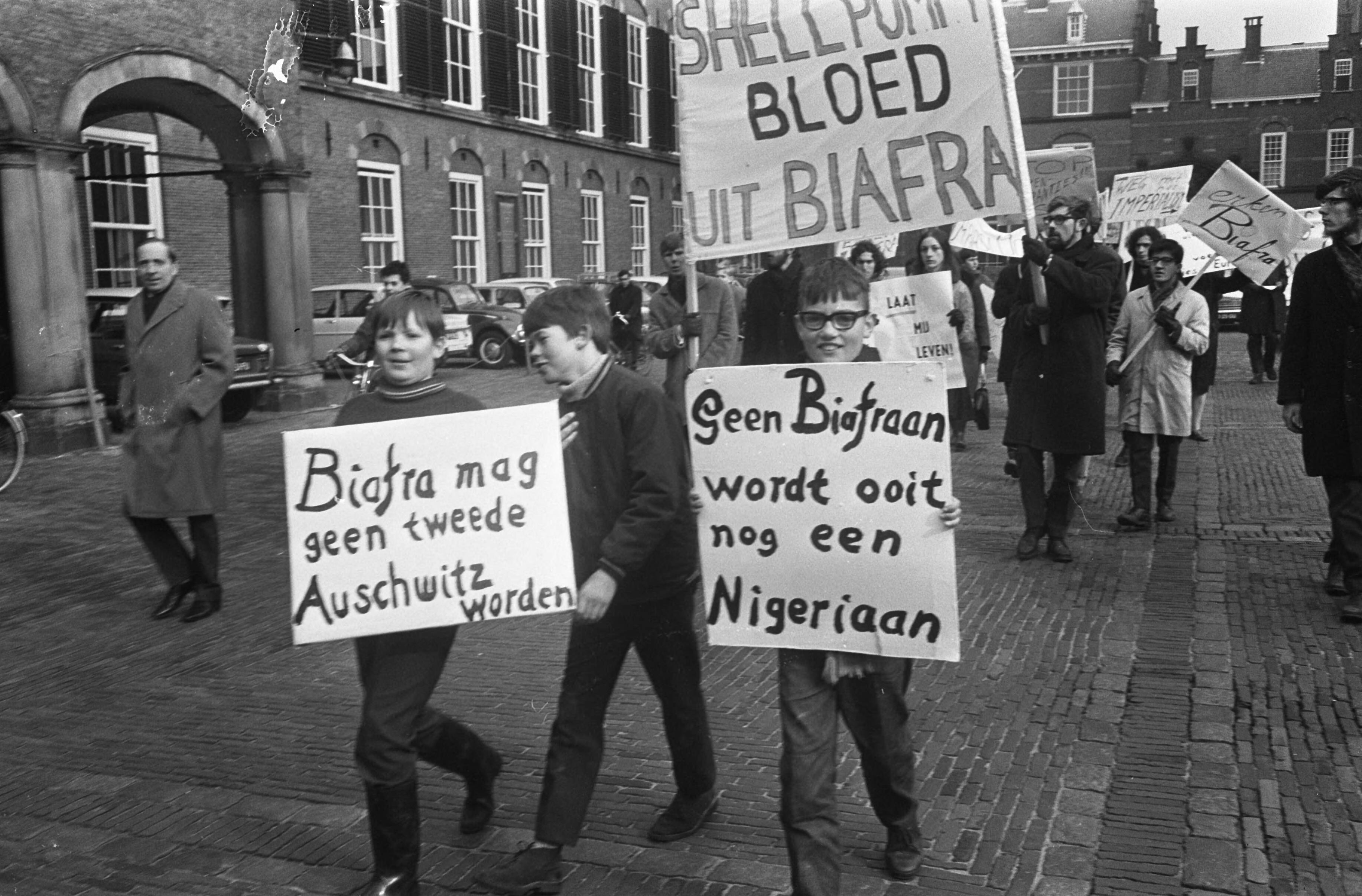 Fotocollectie Anefo — Demonstratie voor Biafra op Binnenhof Den Haag demonstrant — Foto: Koch, Eric / Anefo. Licentie: Set B: Rechtenvrij / Publiek Domein. Bron: Nationaal Archief. http://hdl.handle.net/10648/ab5fd74c-d0b4-102d-bcf8-003048976d84