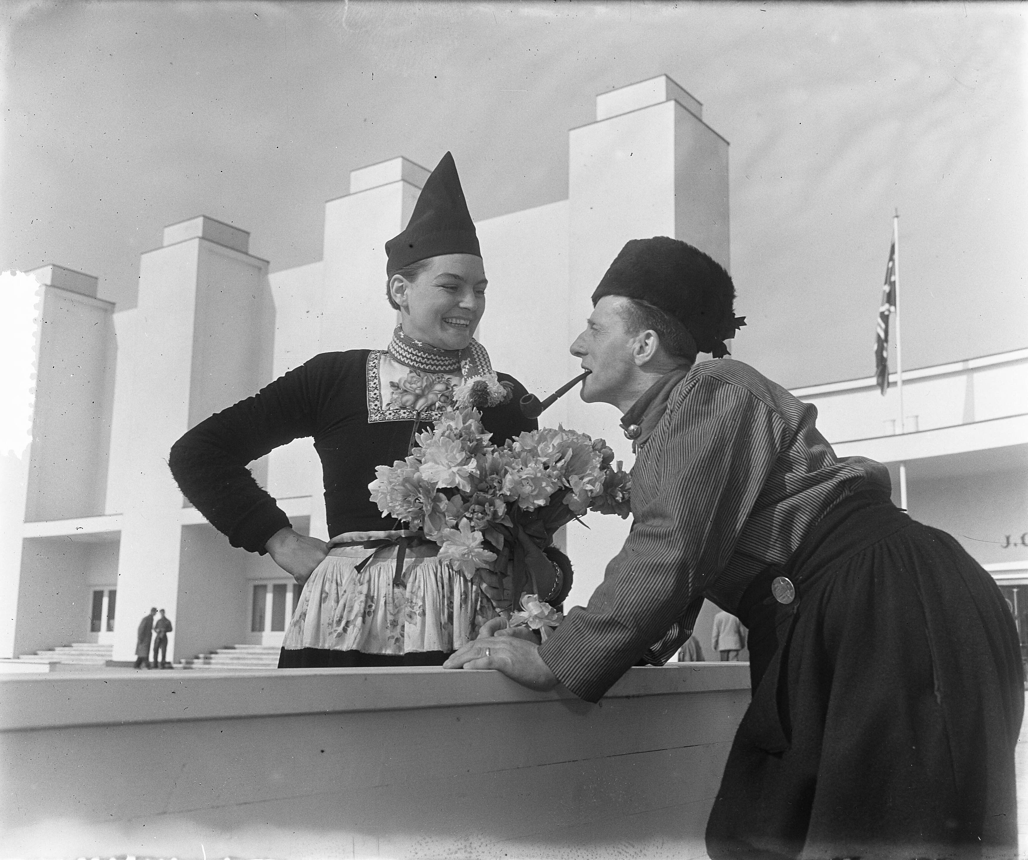 Bloemententoonstelling "Flora" te Heemstede. Volendamse meisjes — Foto: Pot, Harry / Anefo. — Licentie: Set B: Rechtenvrij / Publiek Domein. Bron: Nationaal Archief. http://hdl.handle.net/10648/a908c3dc-d0b4-102d-bcf8-003048976d84