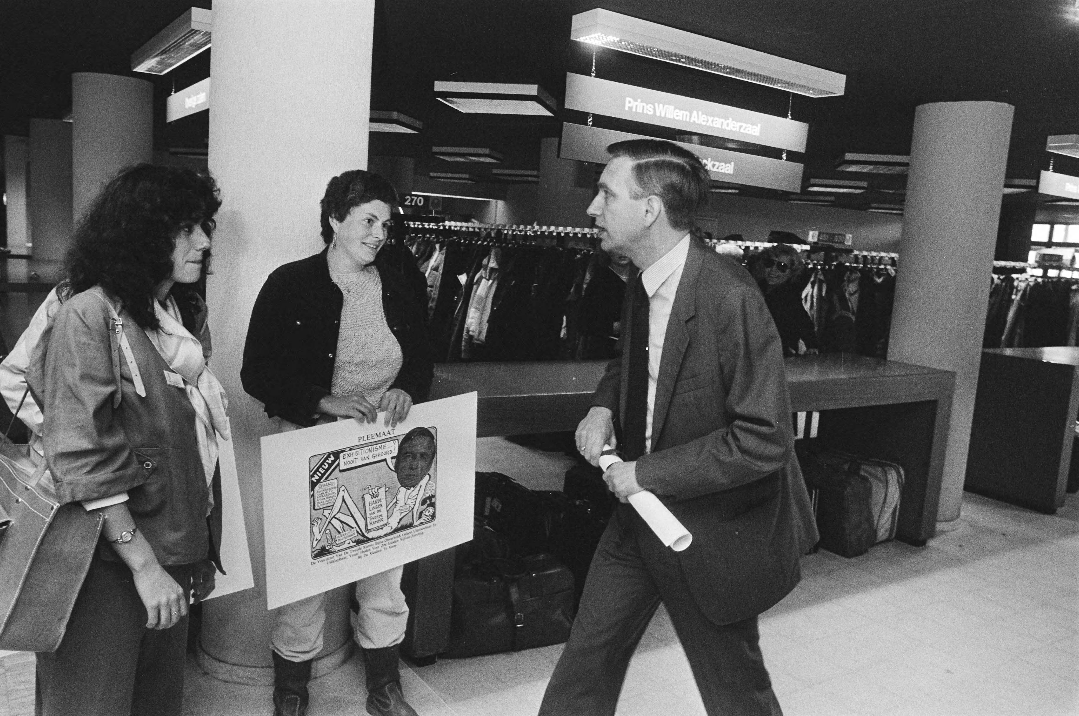 Congres van de PvdA in Den Haag — Kamervoorzitter Dolman krijgt een Playboy spotprent van de Rooie Vrouwen — Foto: Bogaerts, Rob / Anefo. Licentie: Set B: Rechtenvrij / Publiek Domein. Bron: Nationaal Archief. http://hdl.handle.net/10648/ad28683c-d0b4-102d-bcf8-003048976d84