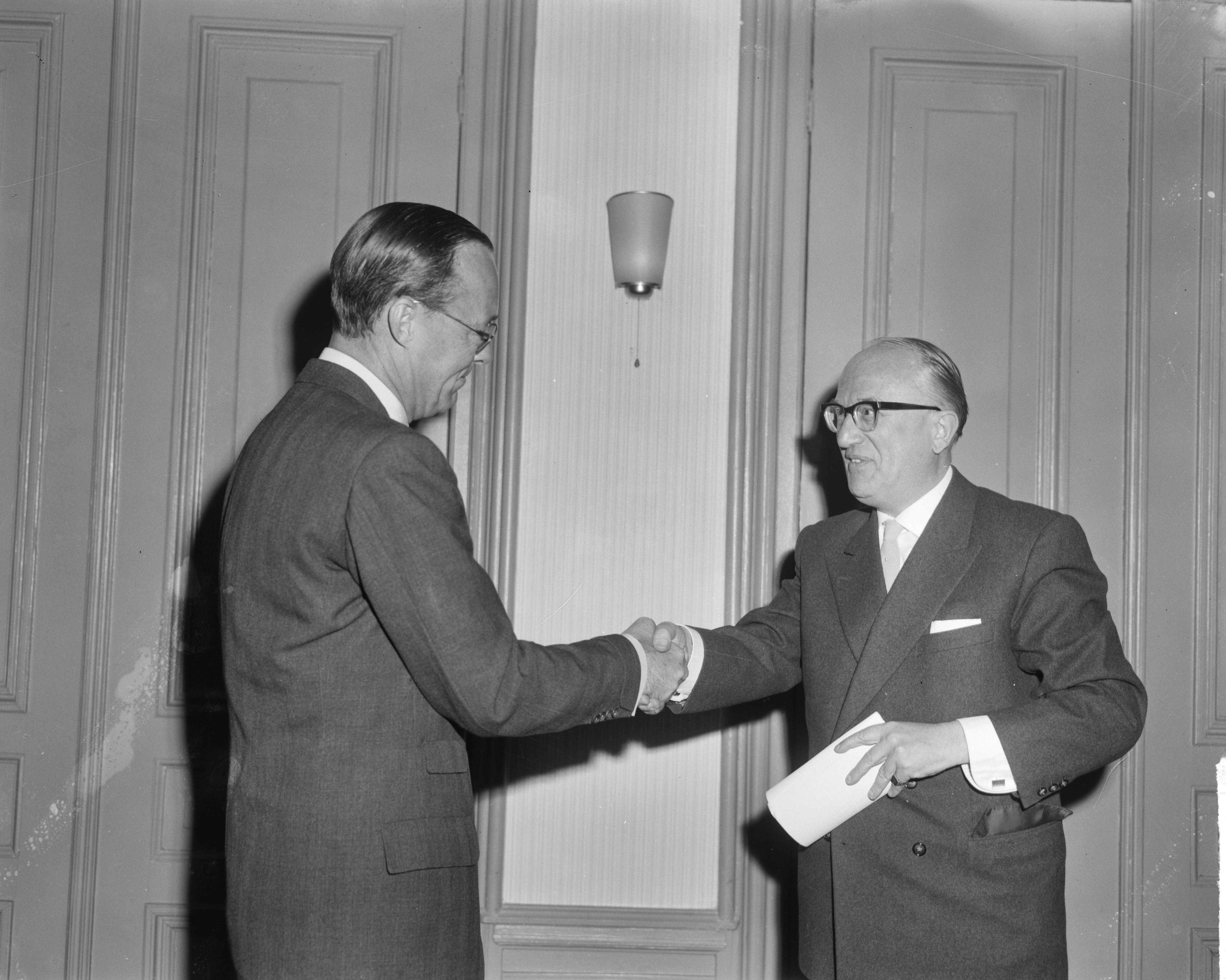 Fotocollectie Anefo — Congres Randgebieden in Leeuwarden begonnen. Prins Bernhard schudt de hand van prof. Hallstein, voorzitter van de Europese Commissie — Foto: Bilsen, Joop van / Anefo. Licentie: Set B: Rechtenvrij / Publiek Domein. Bron: Nationaal Archief. http://hdl.handle.net/10648/aa3797b0-d0b4-102d-bcf8-003048976d84