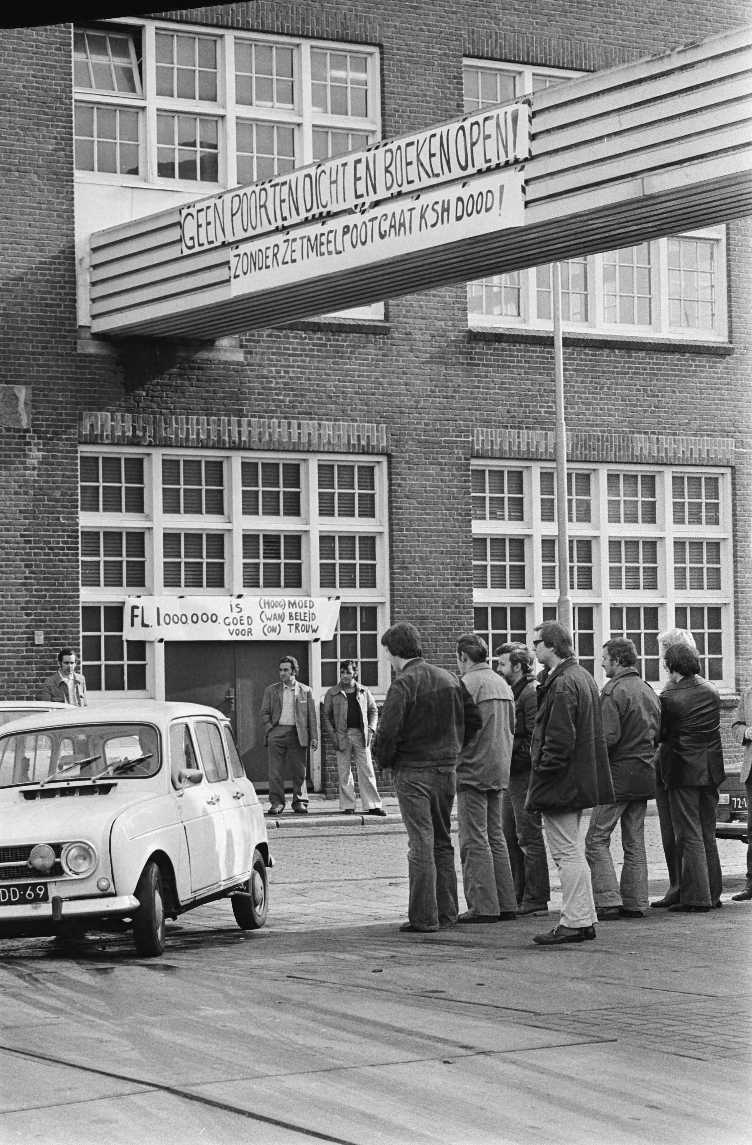 Fotocollectie Anefo — Staking van enkele uren personeel Scholten Honig ; staken bij de poort in Koog aan de Zaan — Foto: Suyk, Koen / Anefo. Licentie: Set B: Rechtenvrij / Publiek Domein. Bron: Nationaal Archief. http://hdl.handle.net/10648/aca443f4-d0b4-102d-bcf8-003048976d84