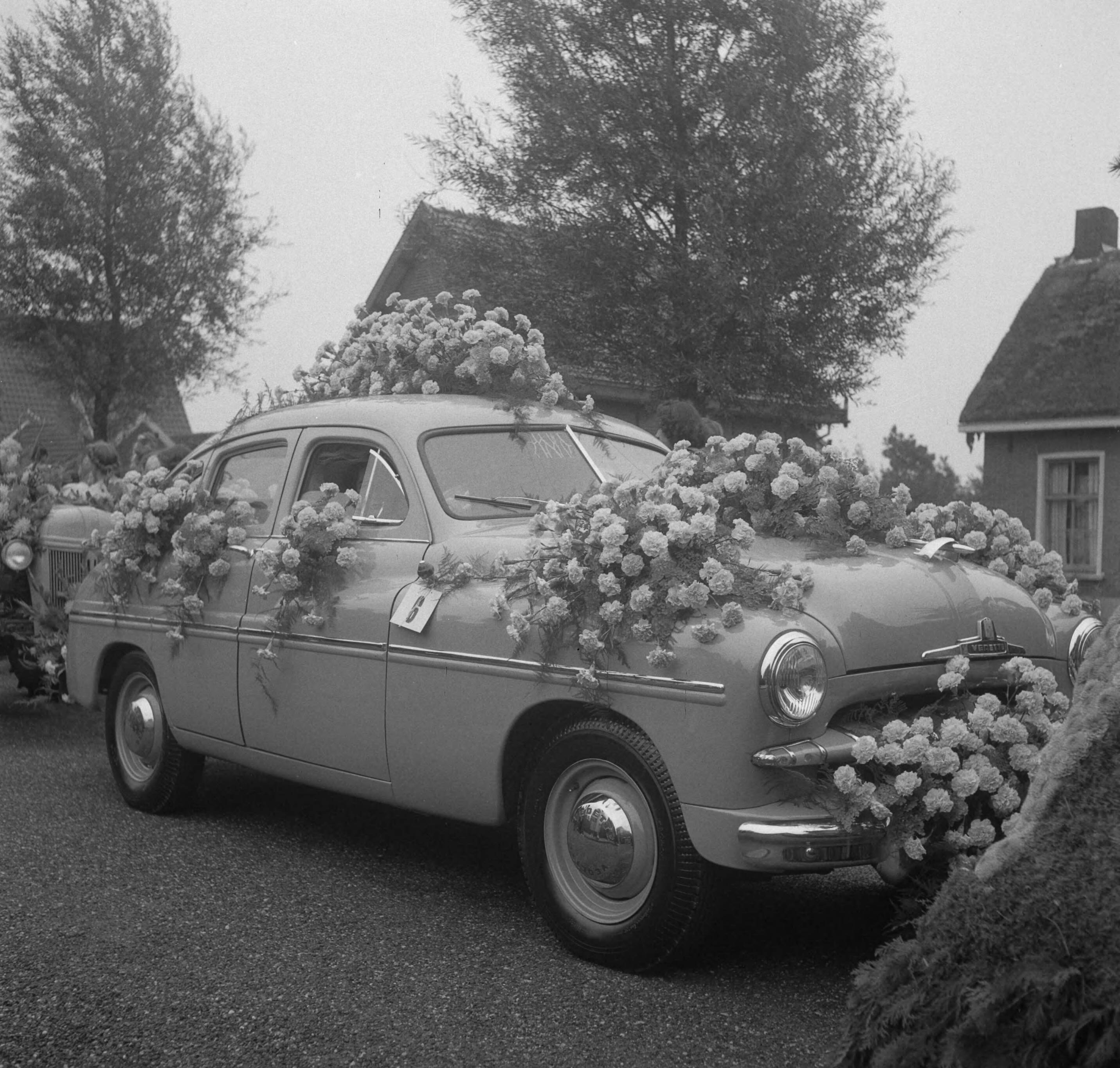 Fotocollectie Anefo — Bloemencorso Aalsmeer — Foto: Pot, Harry / Anefo. Licentie: Set B: Rechtenvrij / Publiek Domein. Bron: Nationaal Archief. http://hdl.handle.net/10648/a8deb8c6-d0b4-102d-bcf8-003048976d84