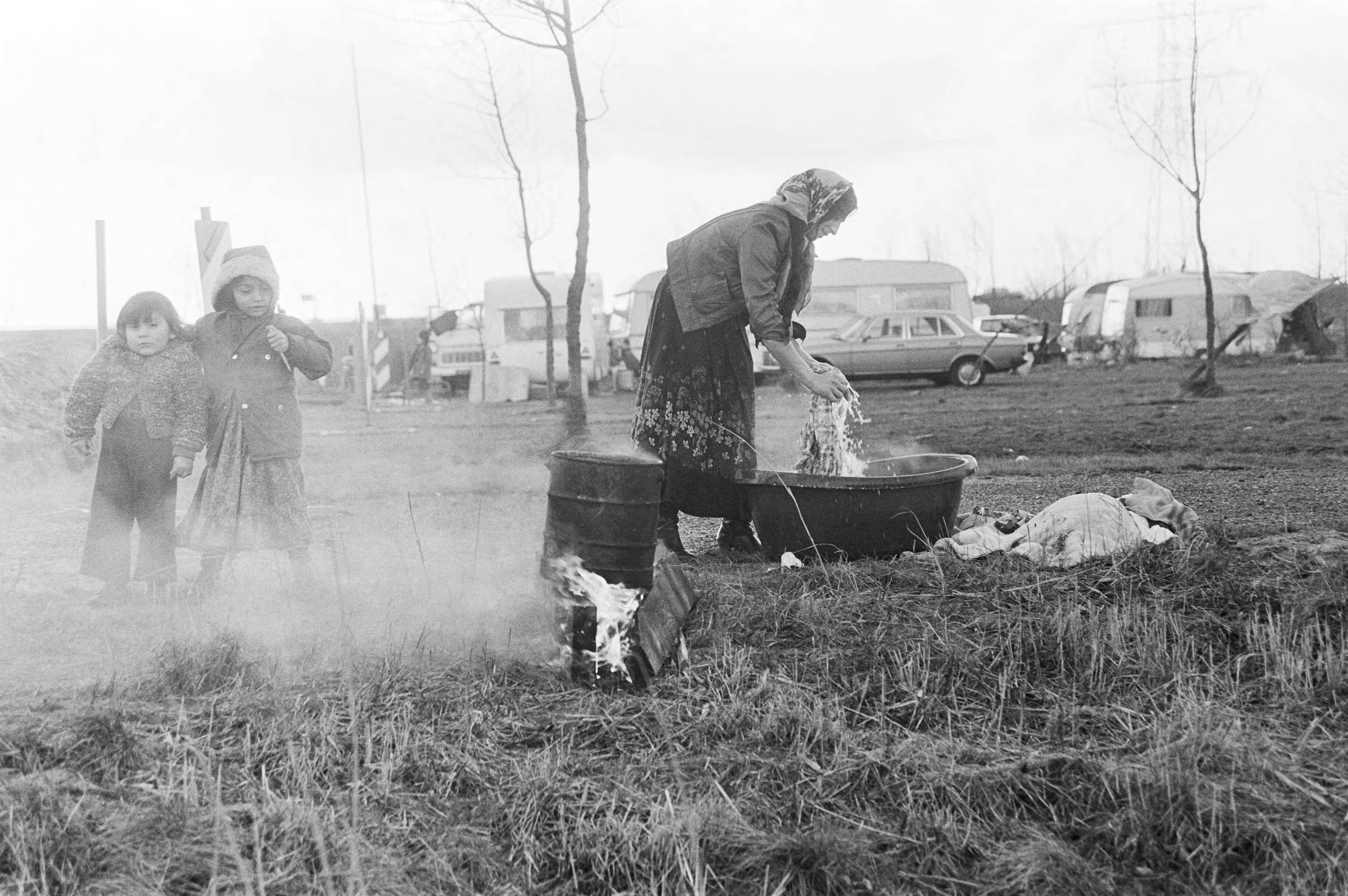 Fotocollectie Anefo — Momenteel verblijft er in de omgeving van Almere een groep zigeuners die in afwachting zijn of zij daar mogen blijven — Foto: Dijk, Hans van / Anefo. Licentie: Set B: Rechtenvrij / Publiek Domein. Bron: Nationaal Archief. http://hdl.handle.net/10648/acf1252a-d0b4-102d-bcf8-003048976d84